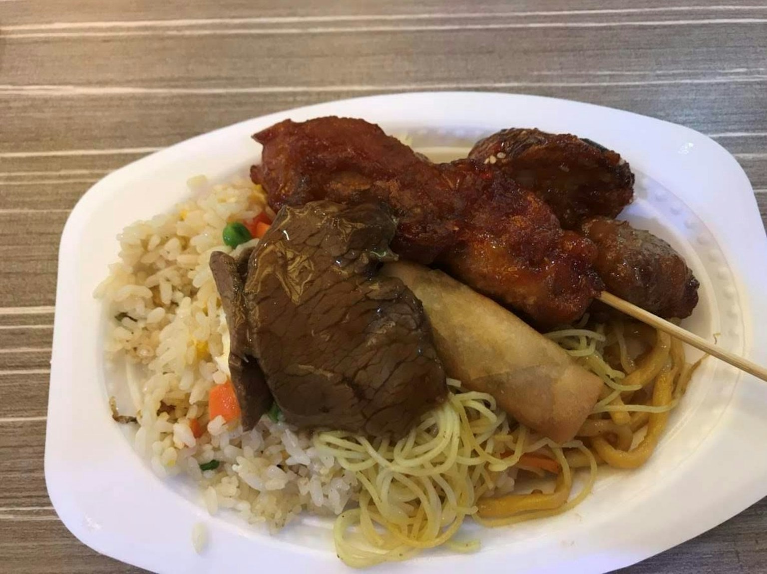 Un plato de platos multiculturales variados con arroz, fideos y carnes
