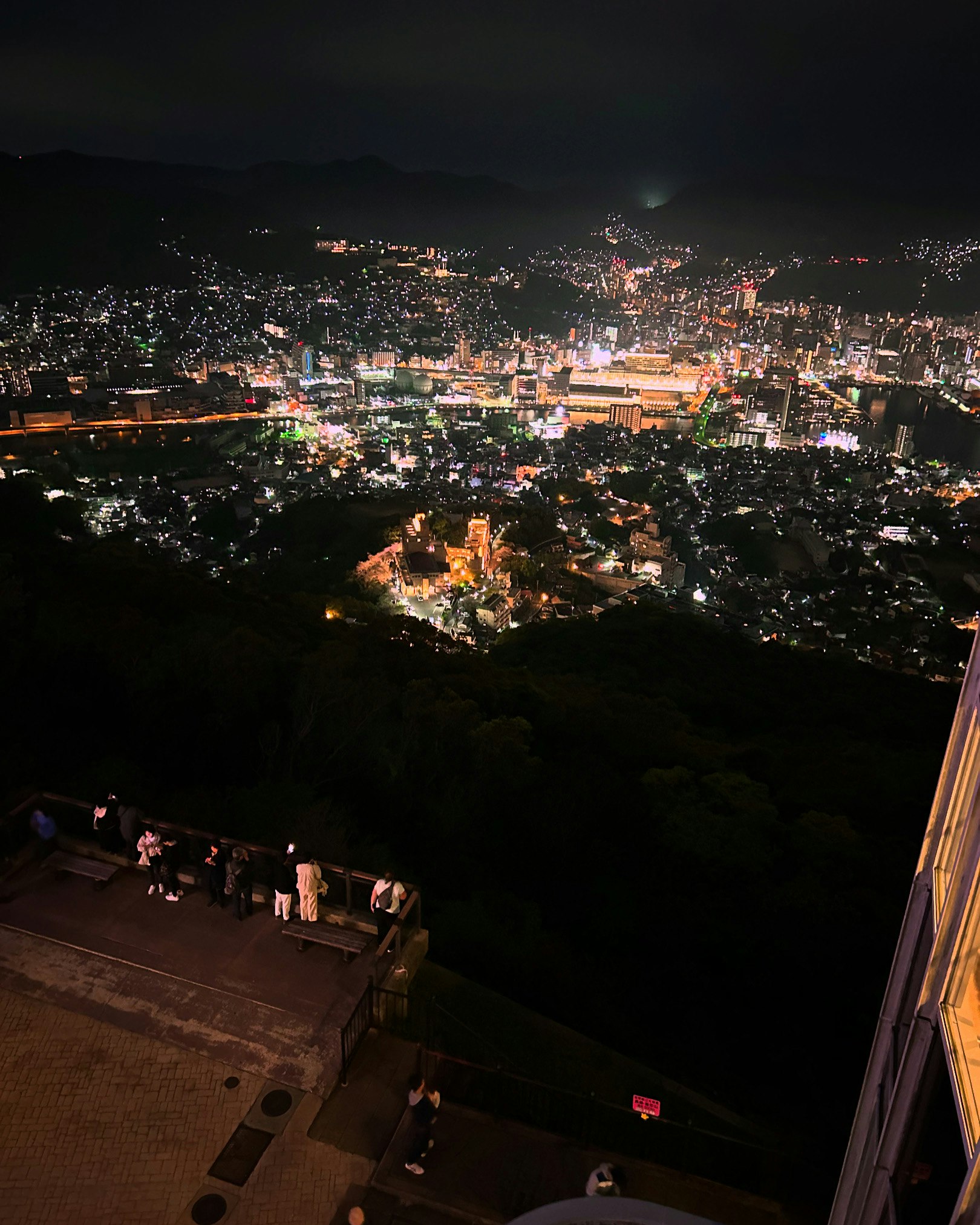夜景を見下ろす高台からの街並み