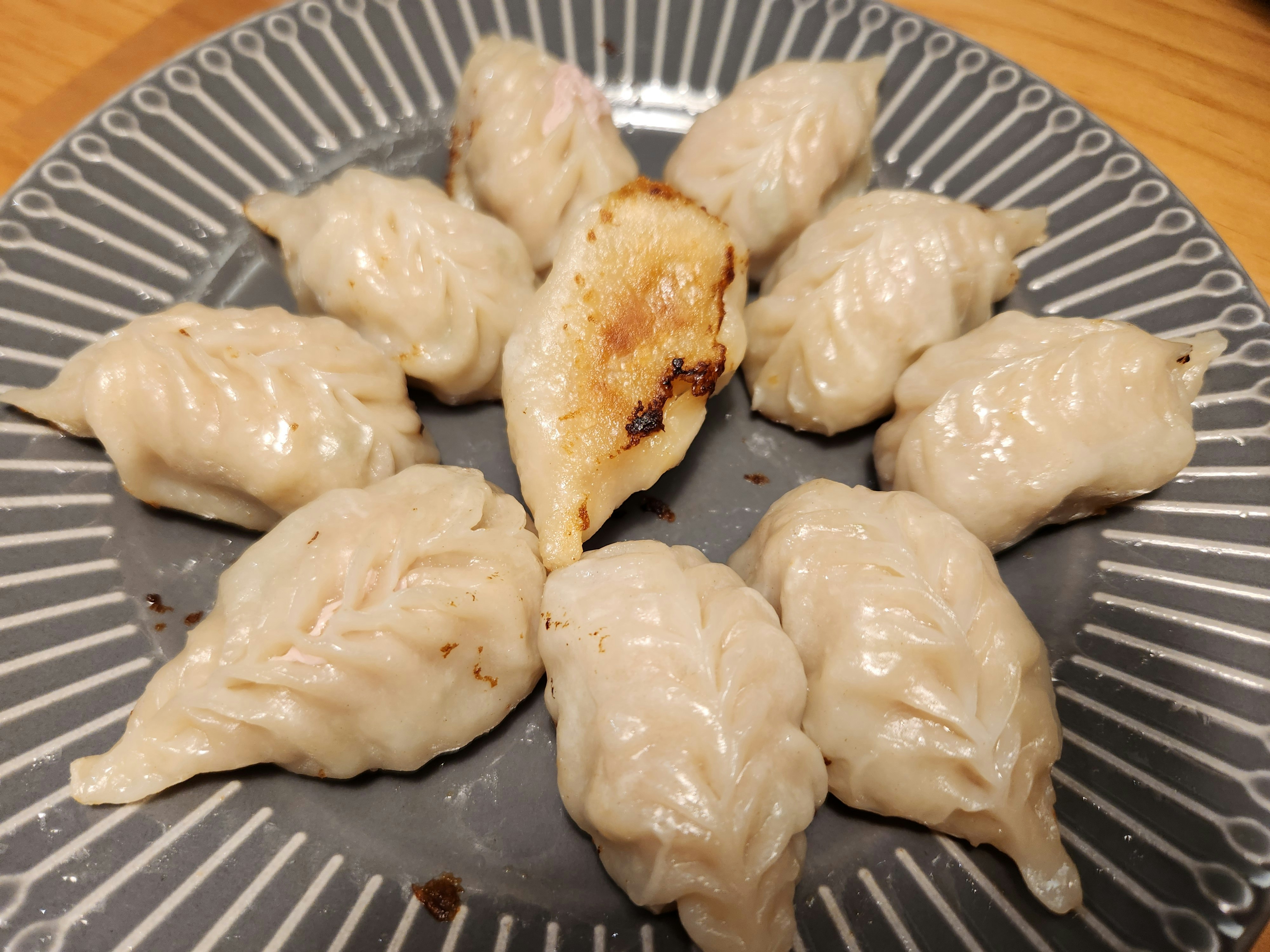 assortimento di ravioli/dumpling fritti in padella e al vapore in un piatto