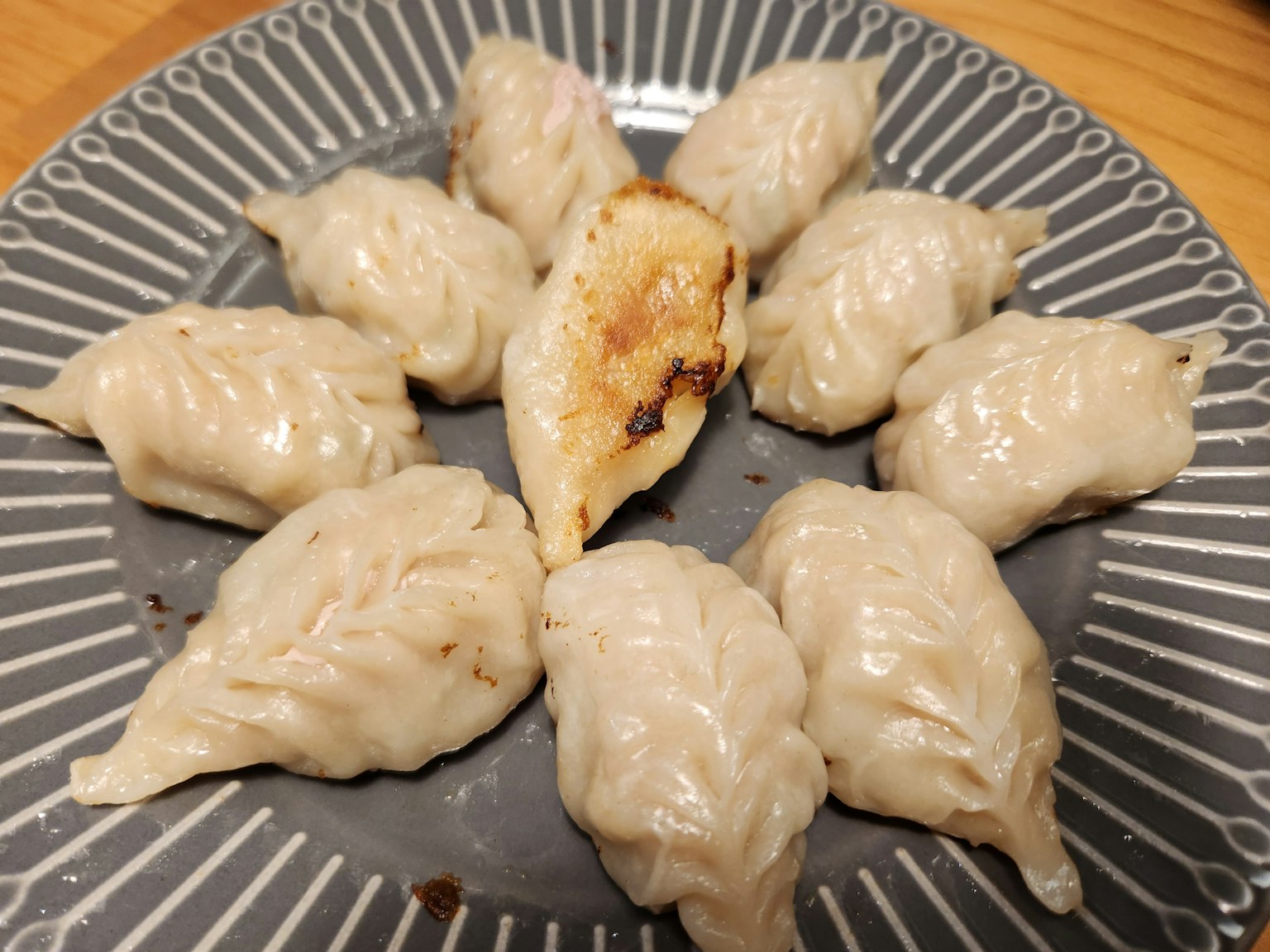접시에 예쁘게 배열된 팬 프라이 만두