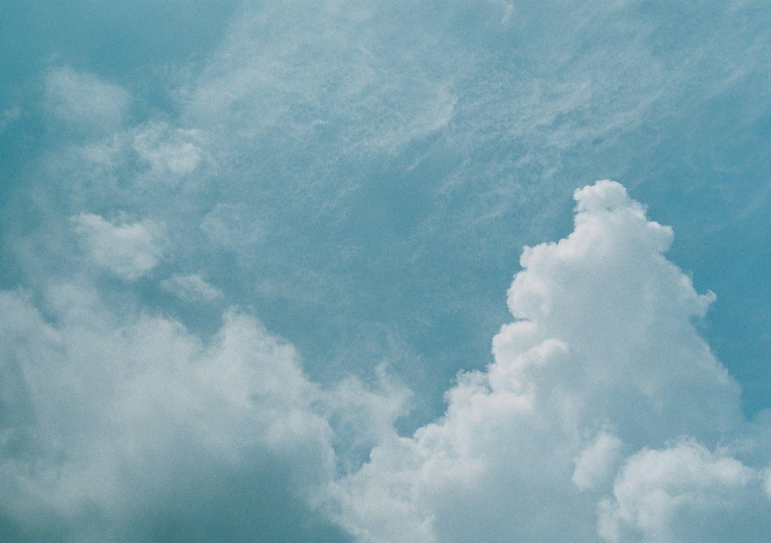 Belle vue de nuages blancs flottant dans un ciel bleu