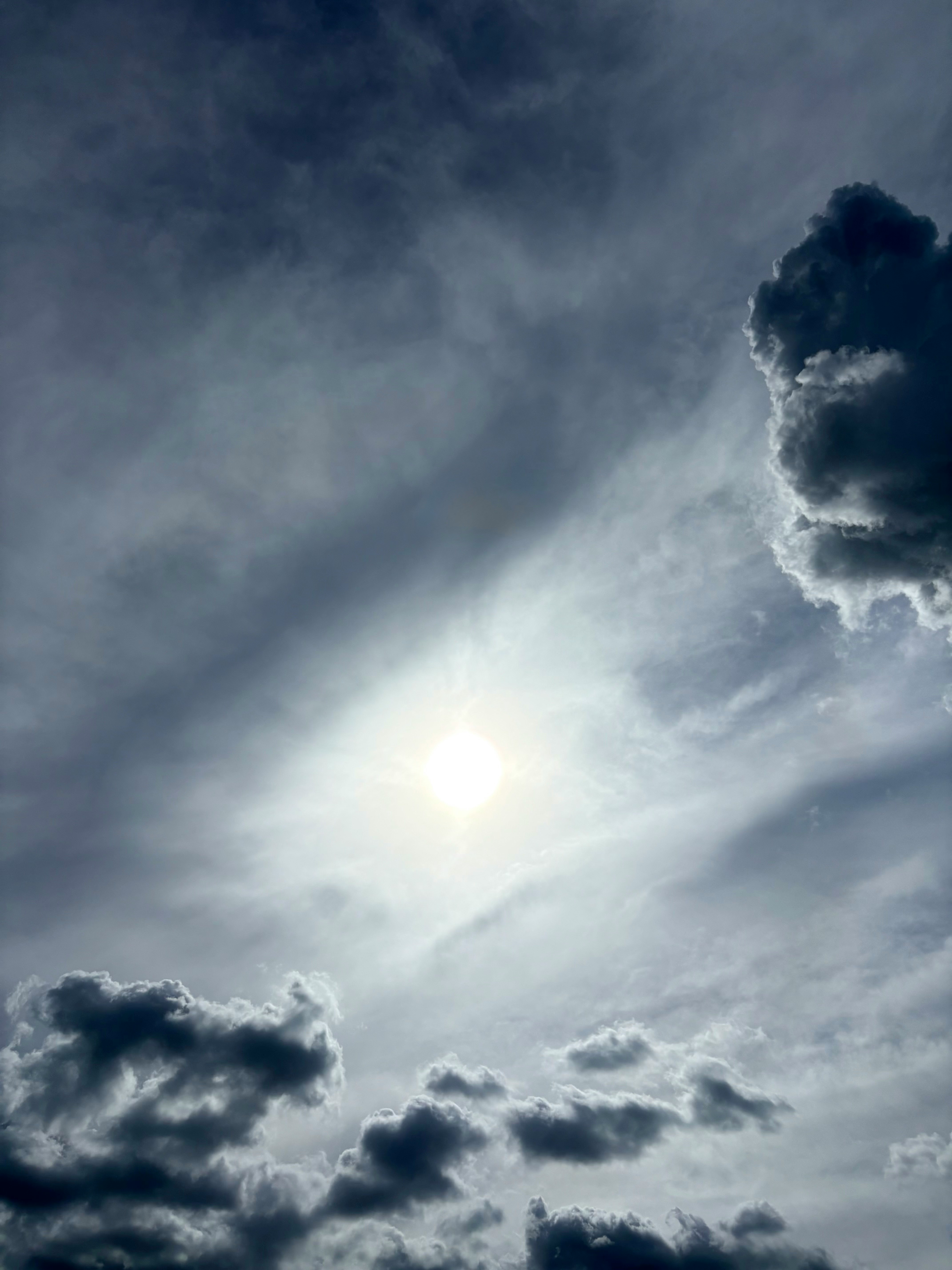雲層間透出的光與天空