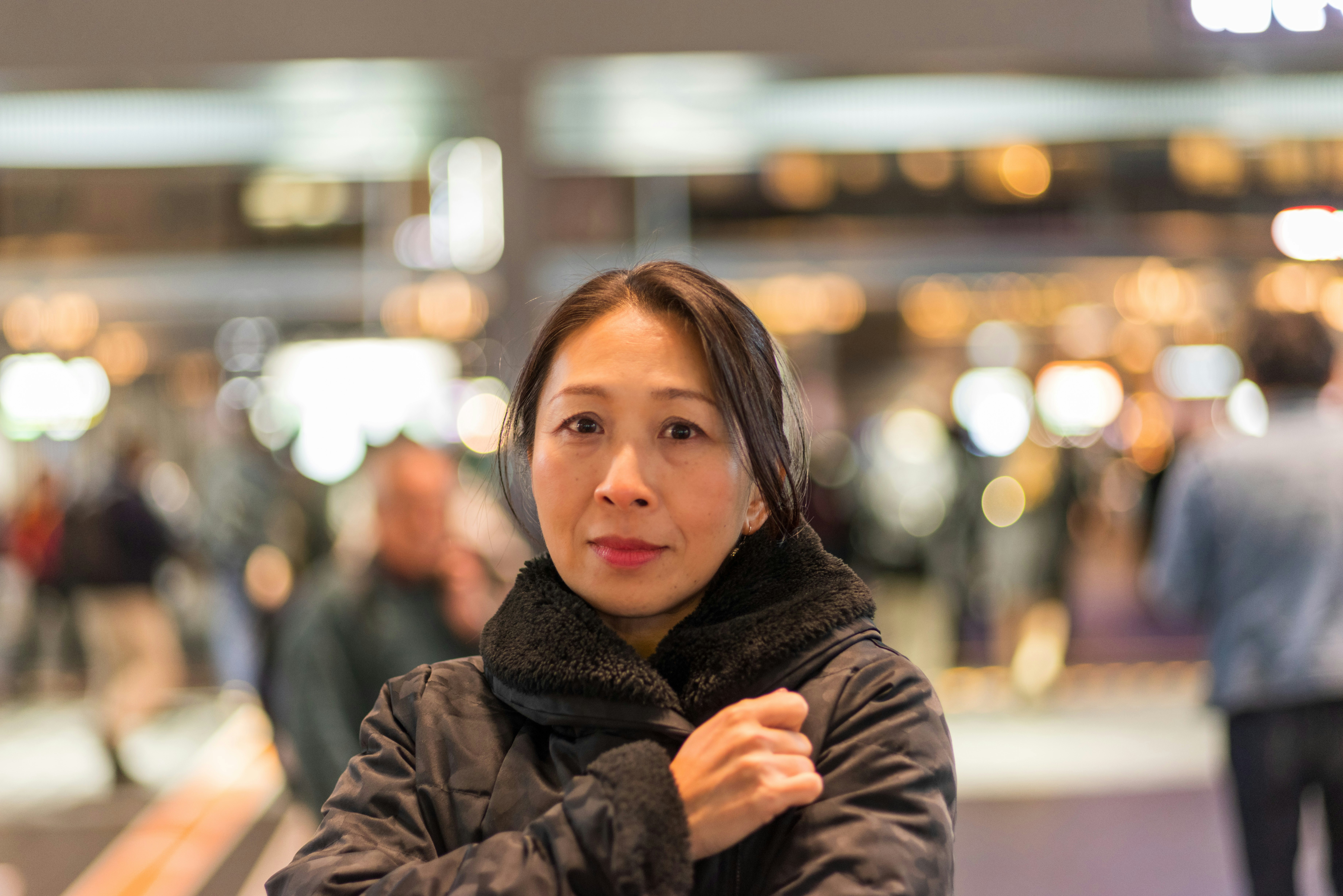 Porträt einer Person im Mantel am Bahnhof Kyoto