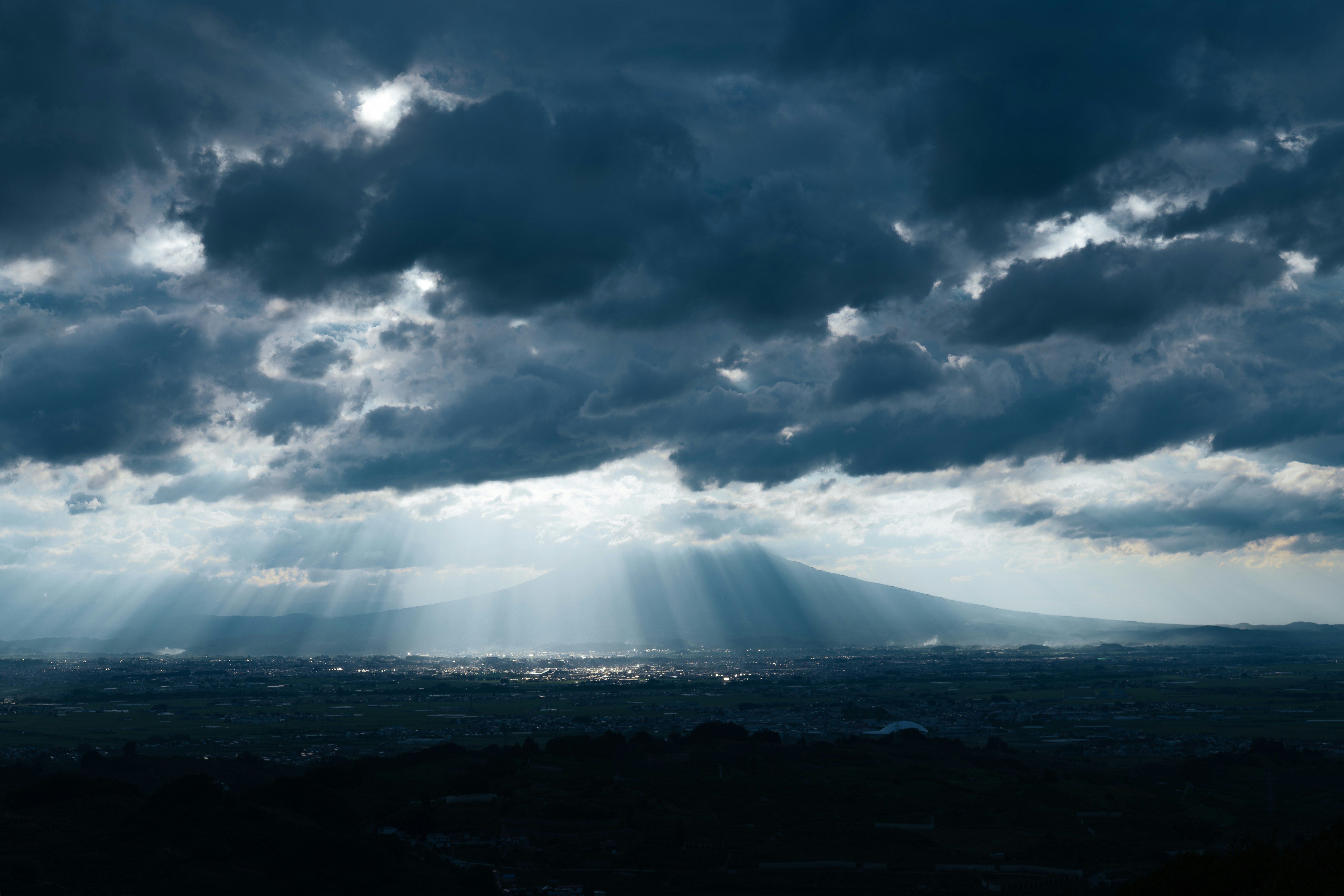 岩木山薄明光線穿透雲層的風景