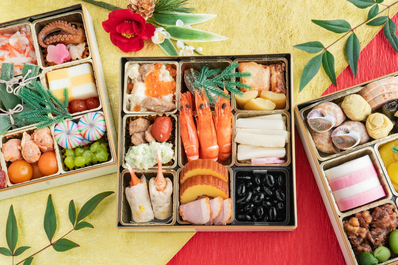 Eine schöne Anordnung traditioneller japanischer Osechi-Küche