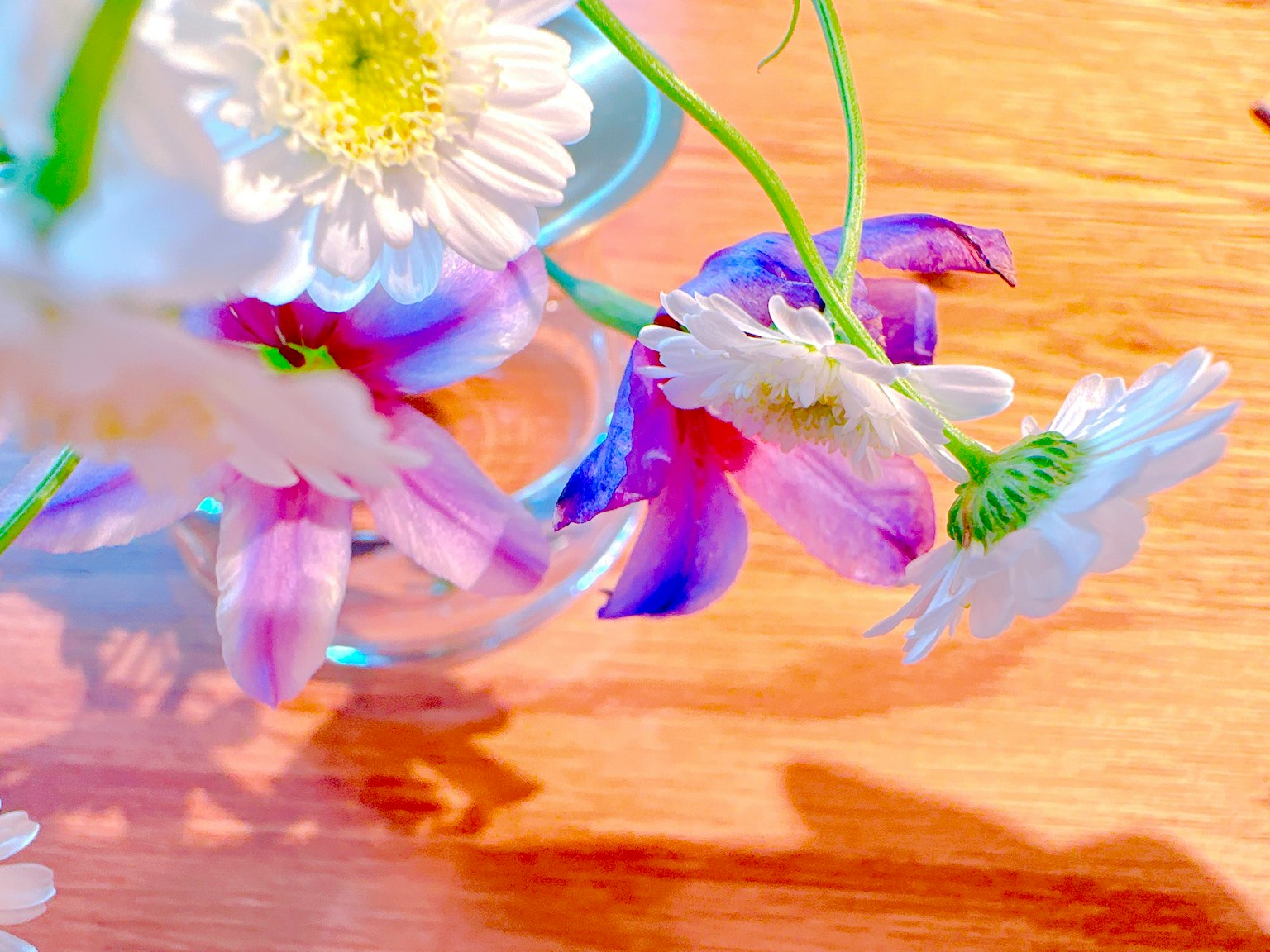 Ein schöner Strauß mit weißen und lila Blumen
