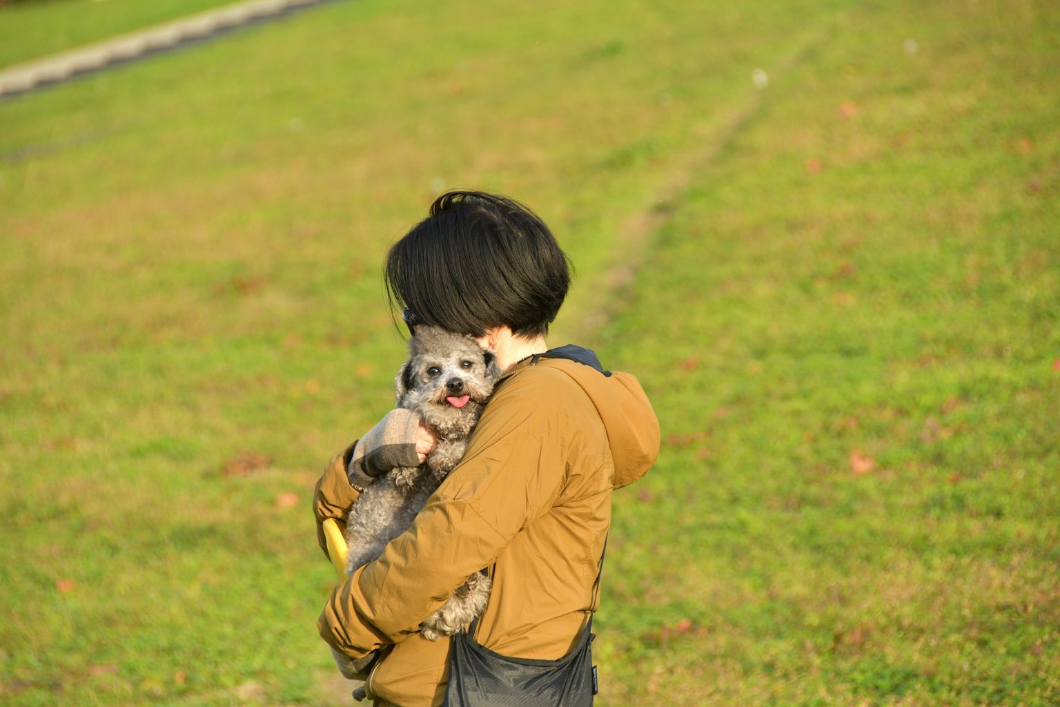 Đứa trẻ ôm chó trong công viên