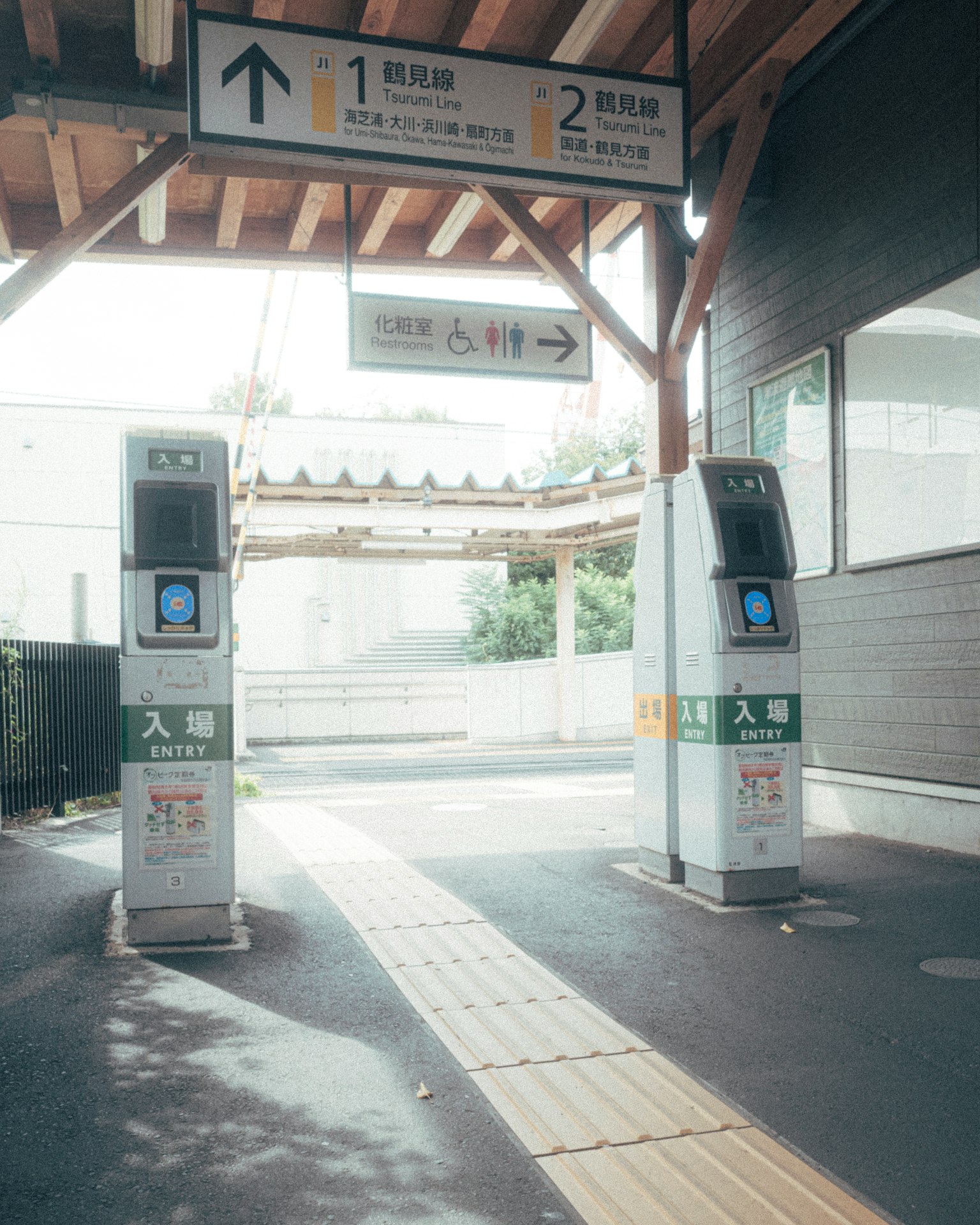 火車站入口的自動售票機和指示牌