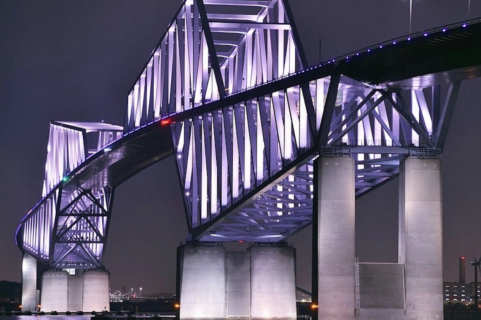 Estructura de puente moderno iluminada por la noche