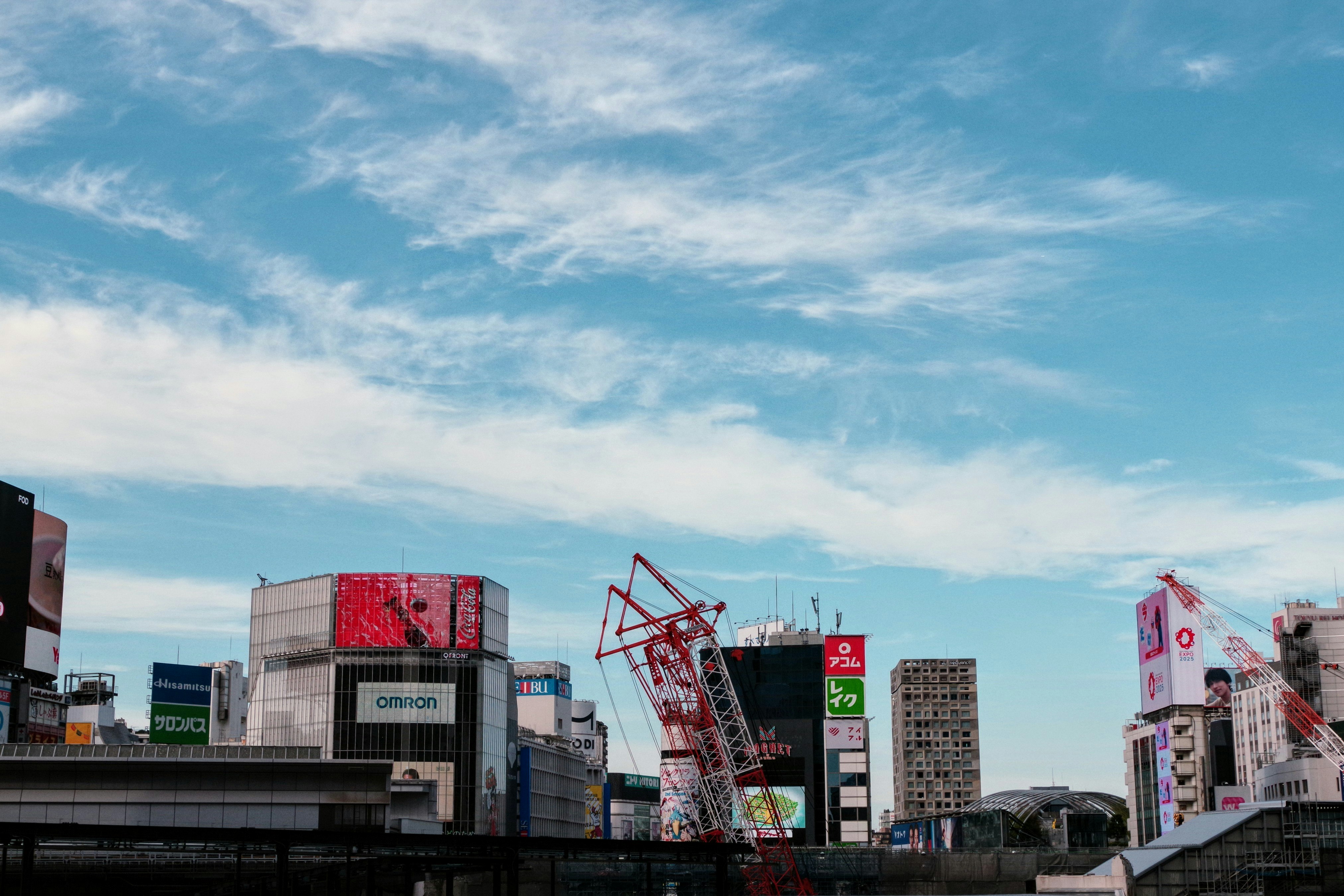 空に広がる大型看板が並ぶ都市の街並み