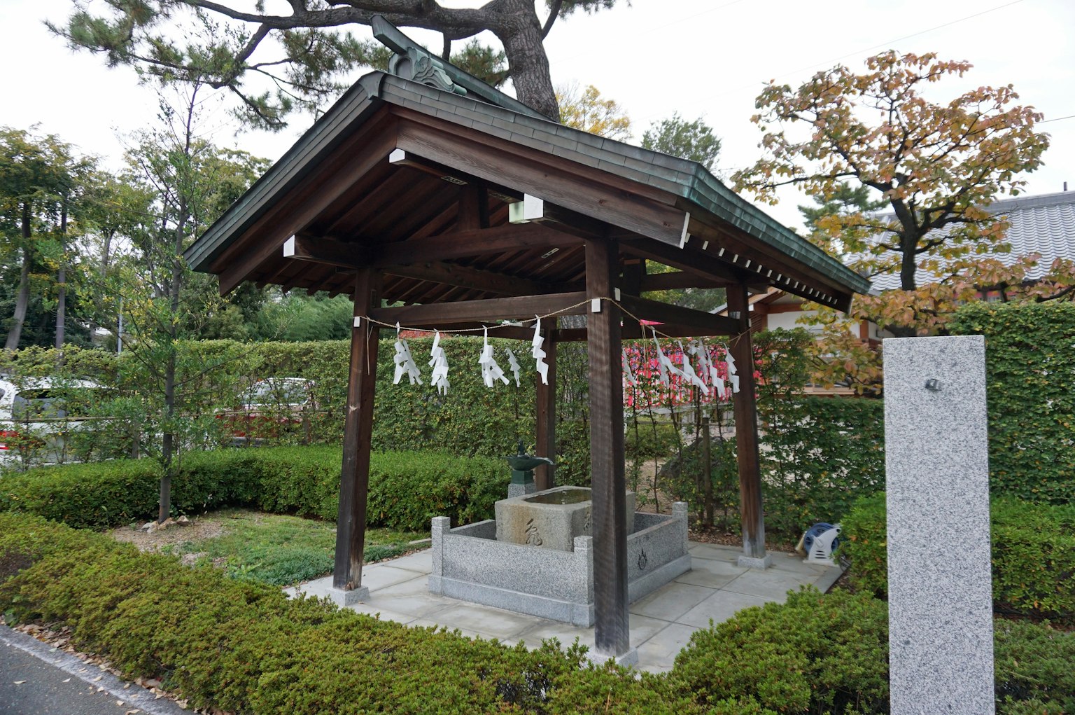 傳統日本手水舍與周圍花園