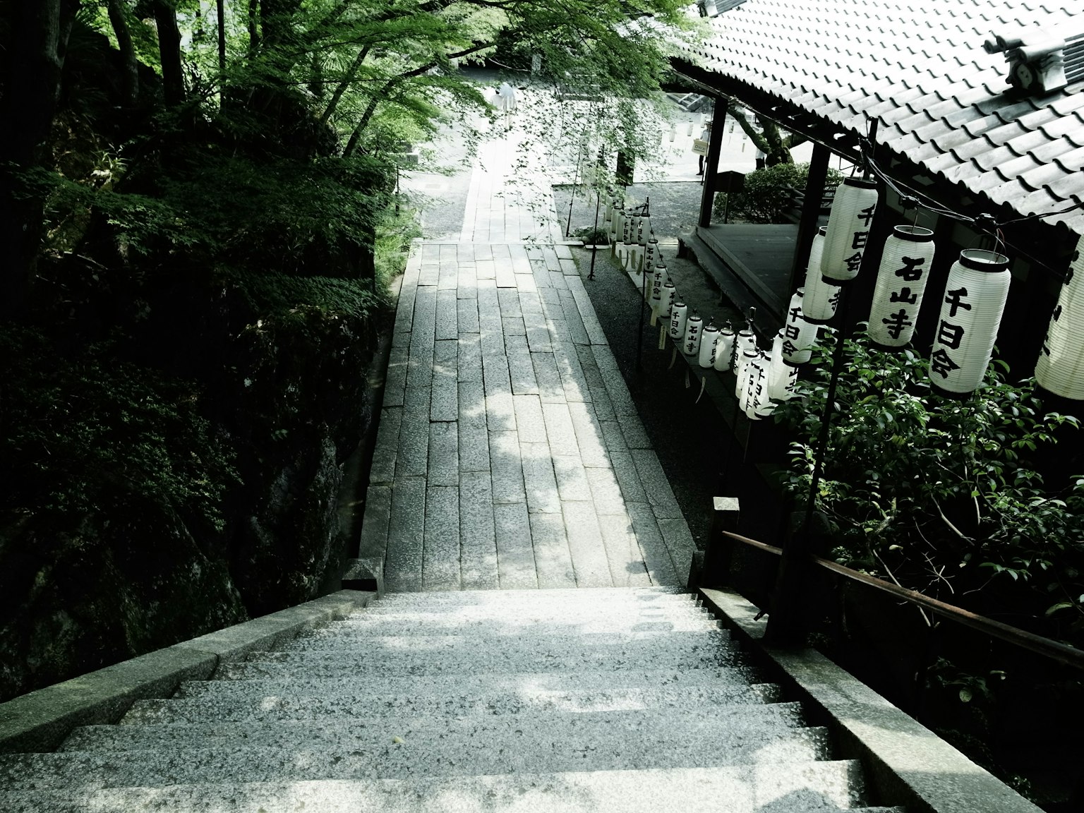 风景如画的石阶通向被绿树环绕的传统建筑