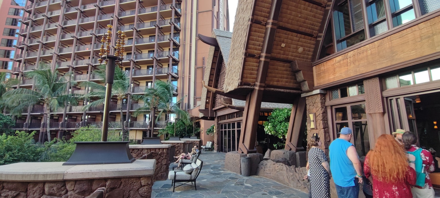 Resorteingang mit Landschaftshof und Holzarchitektur