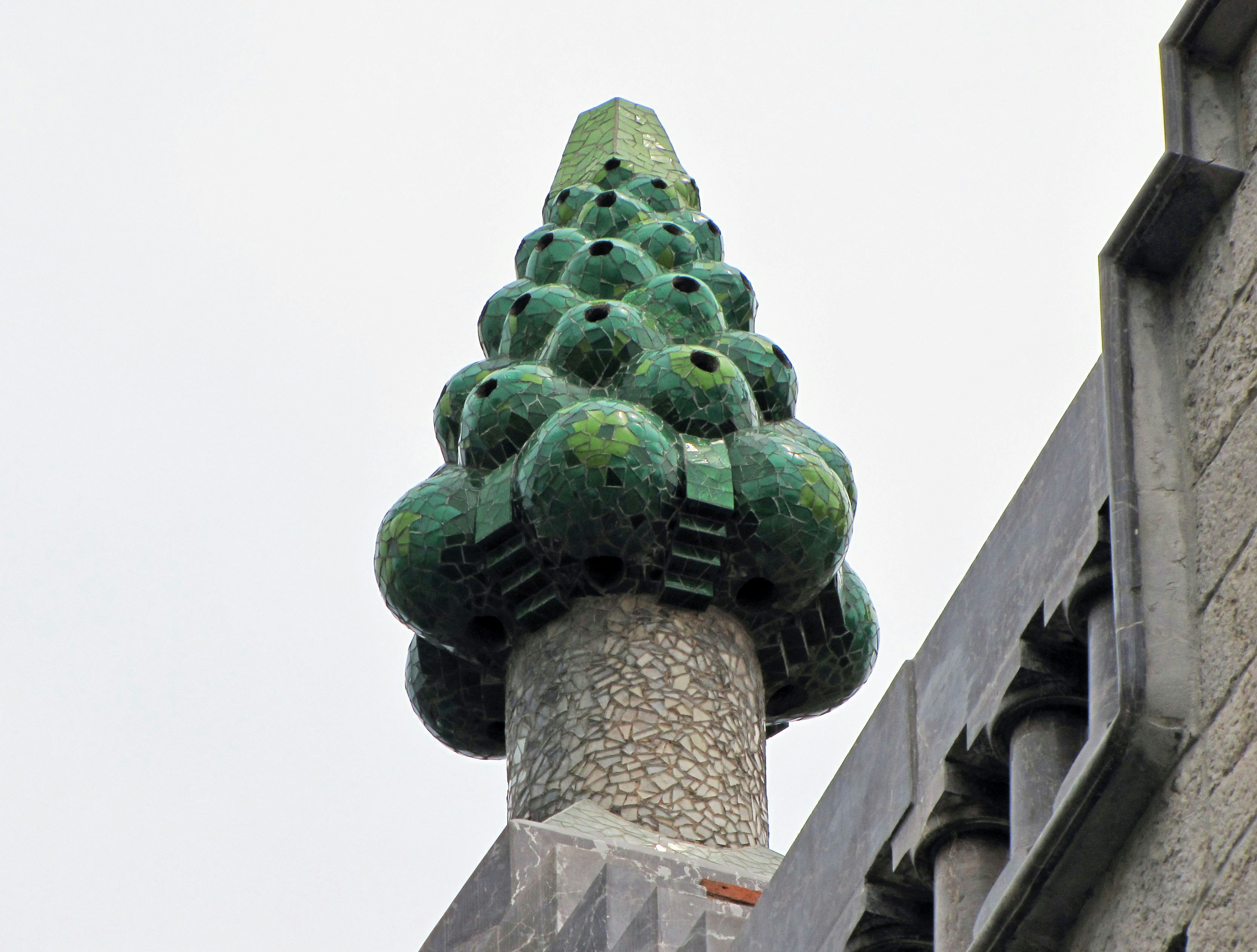 partie haute d’une tour avec un décor en verre vert
