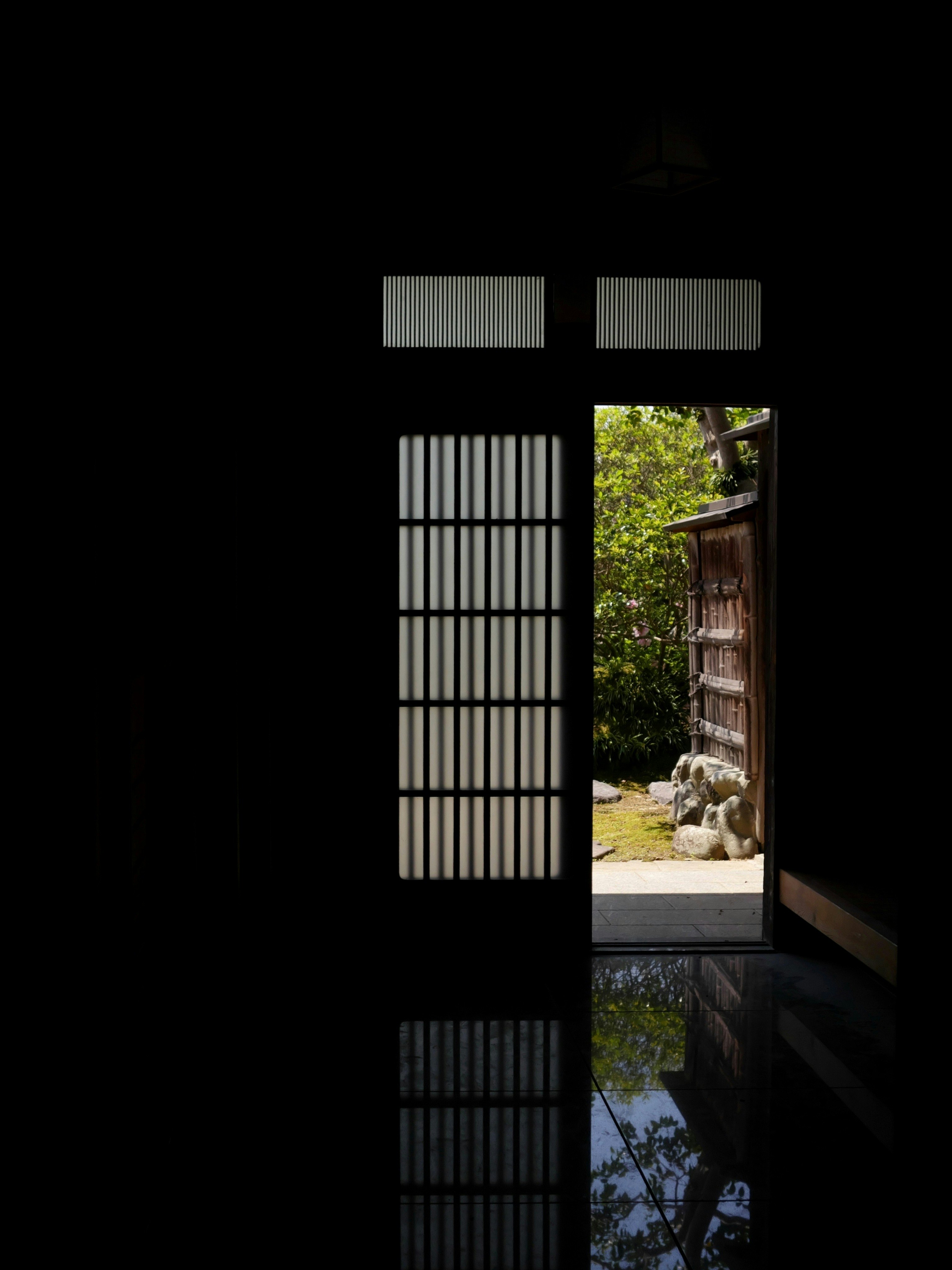 Blick auf den Innenhof durch den Eingang eines alten japanischen Hauses
