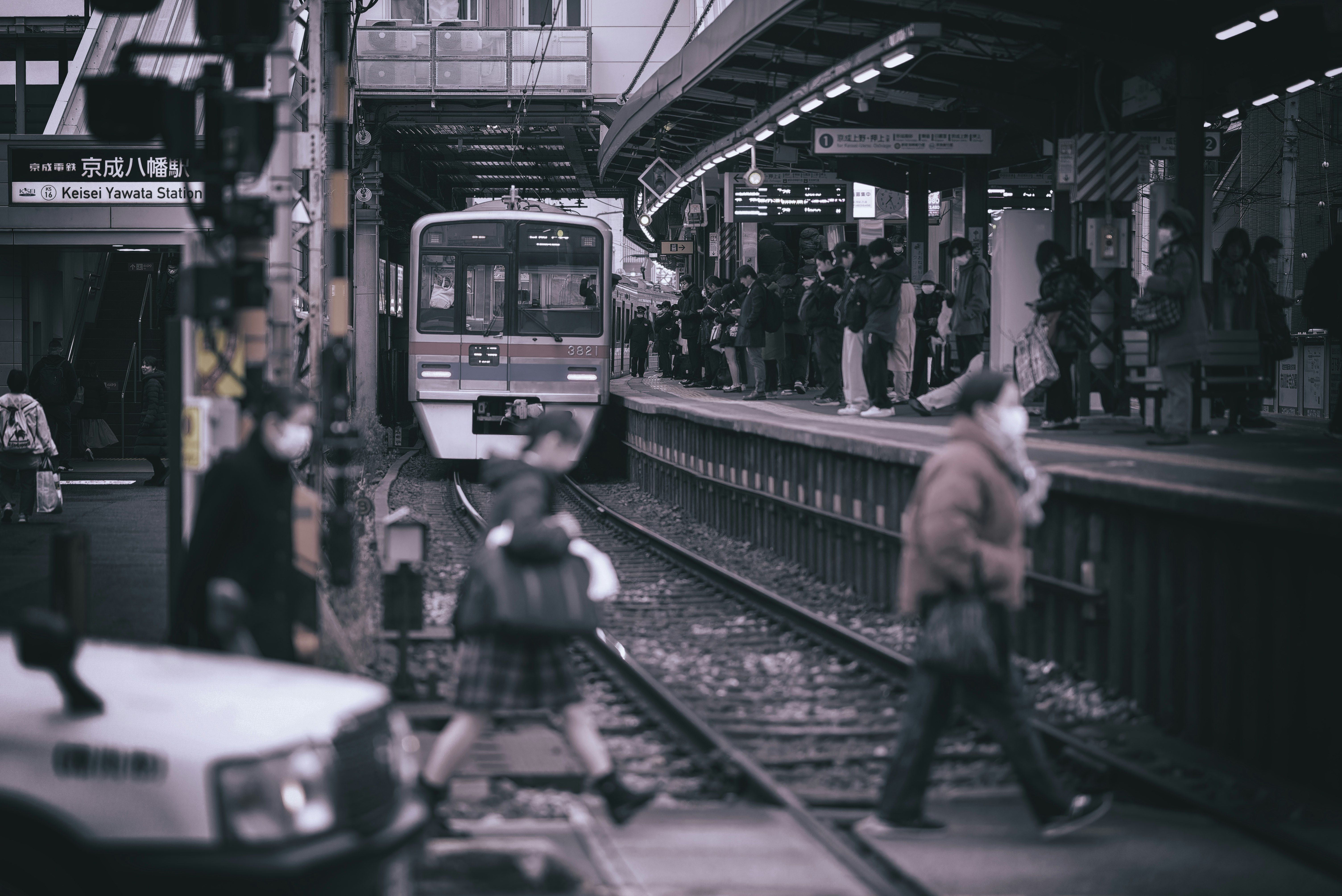 kereta di peron stasiun dengan orang-orang yang bergerak