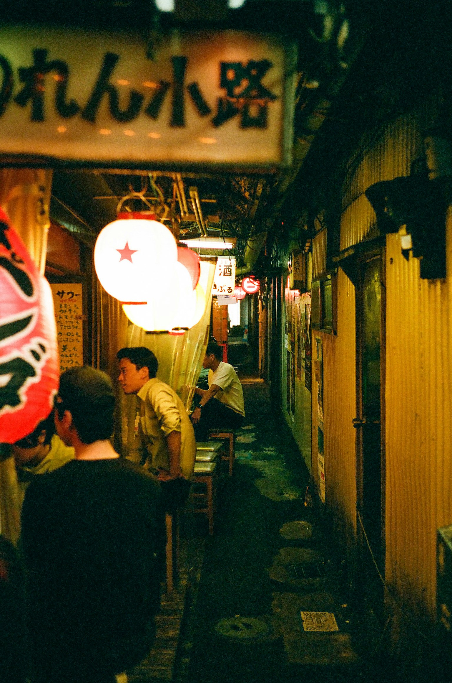 狹窄的小巷，夜晚餐廳招牌和燈籠排列