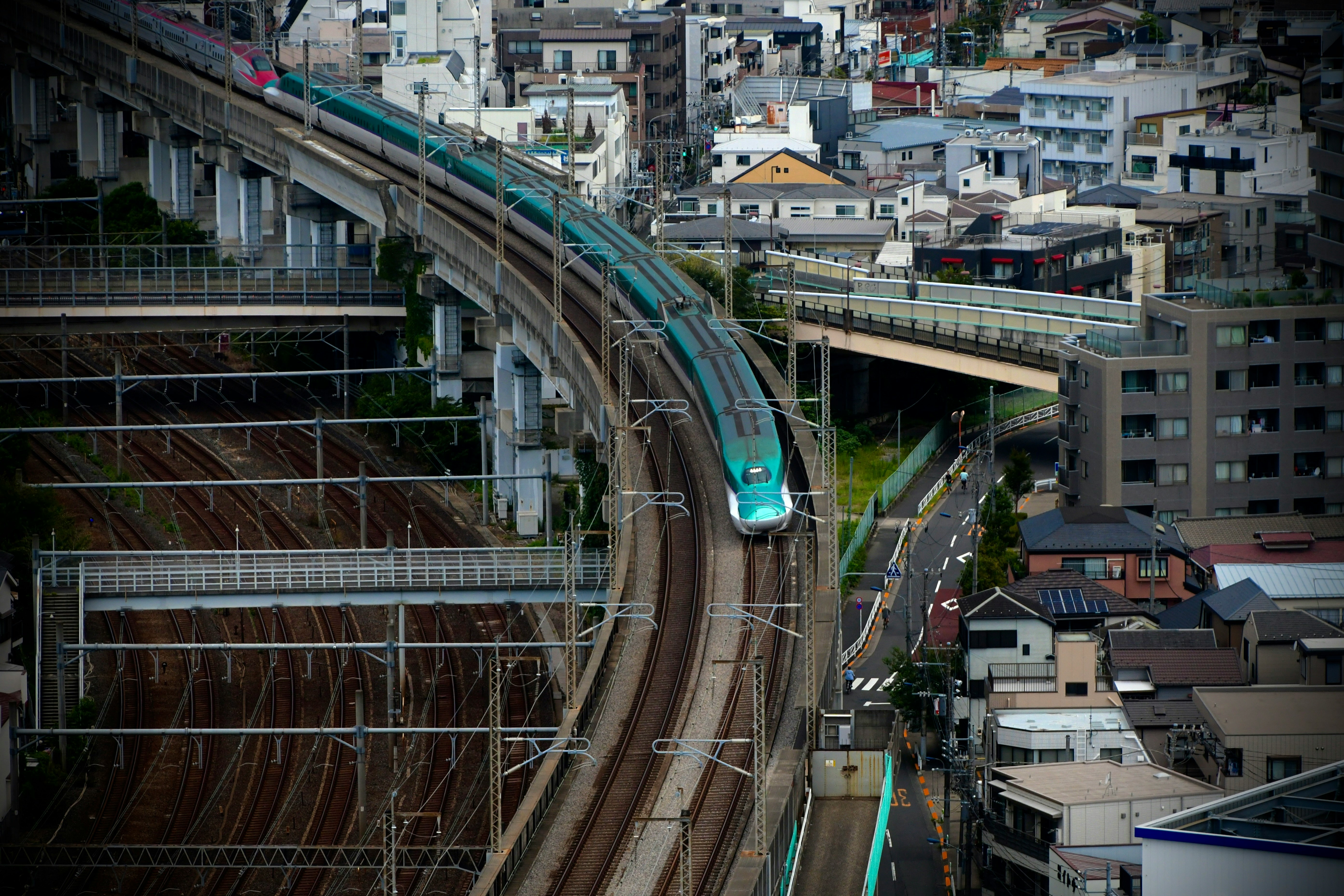 俯瞰高架铁路与城市街区的城市景观