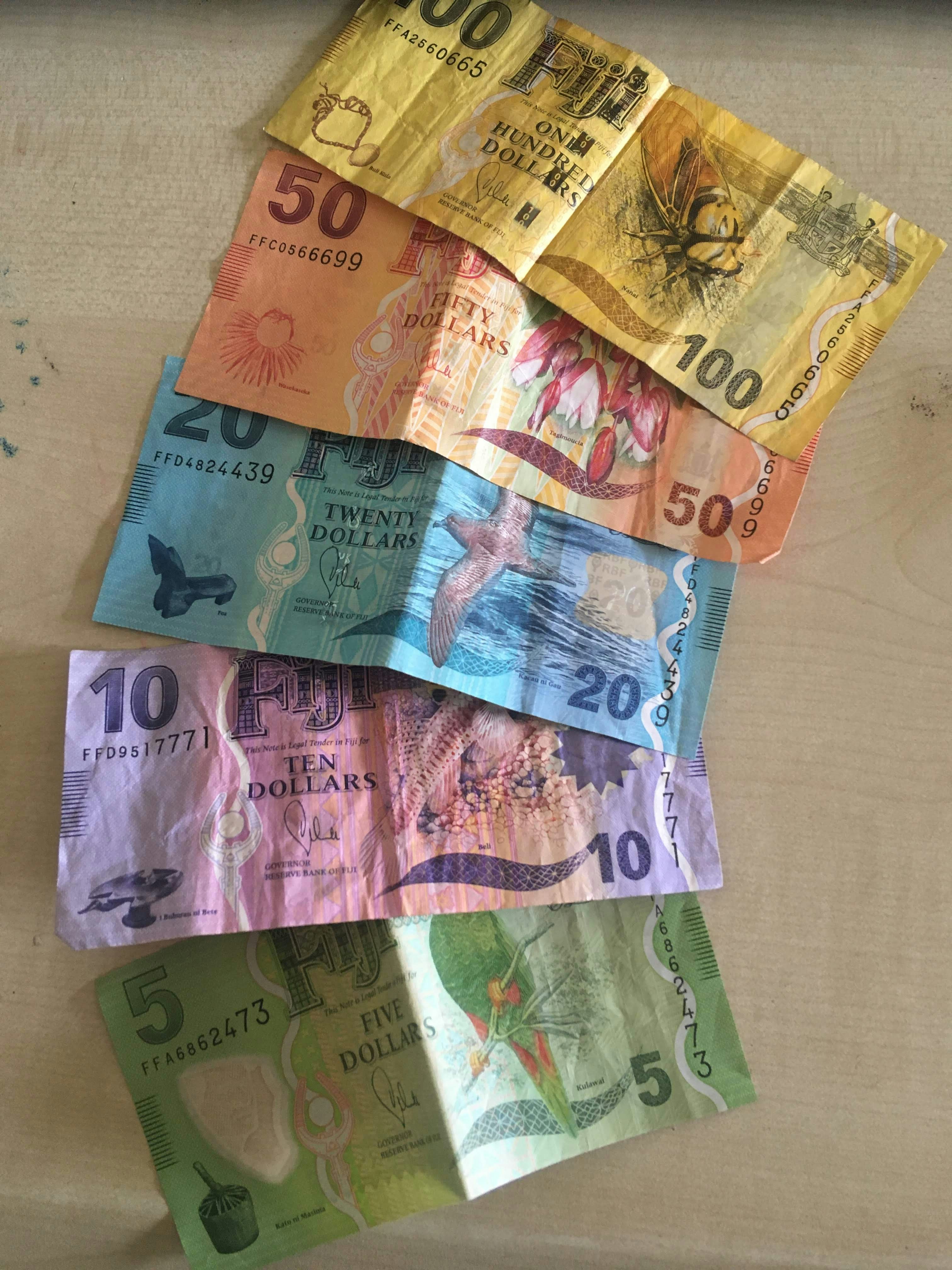 primer plano de billetes apilados