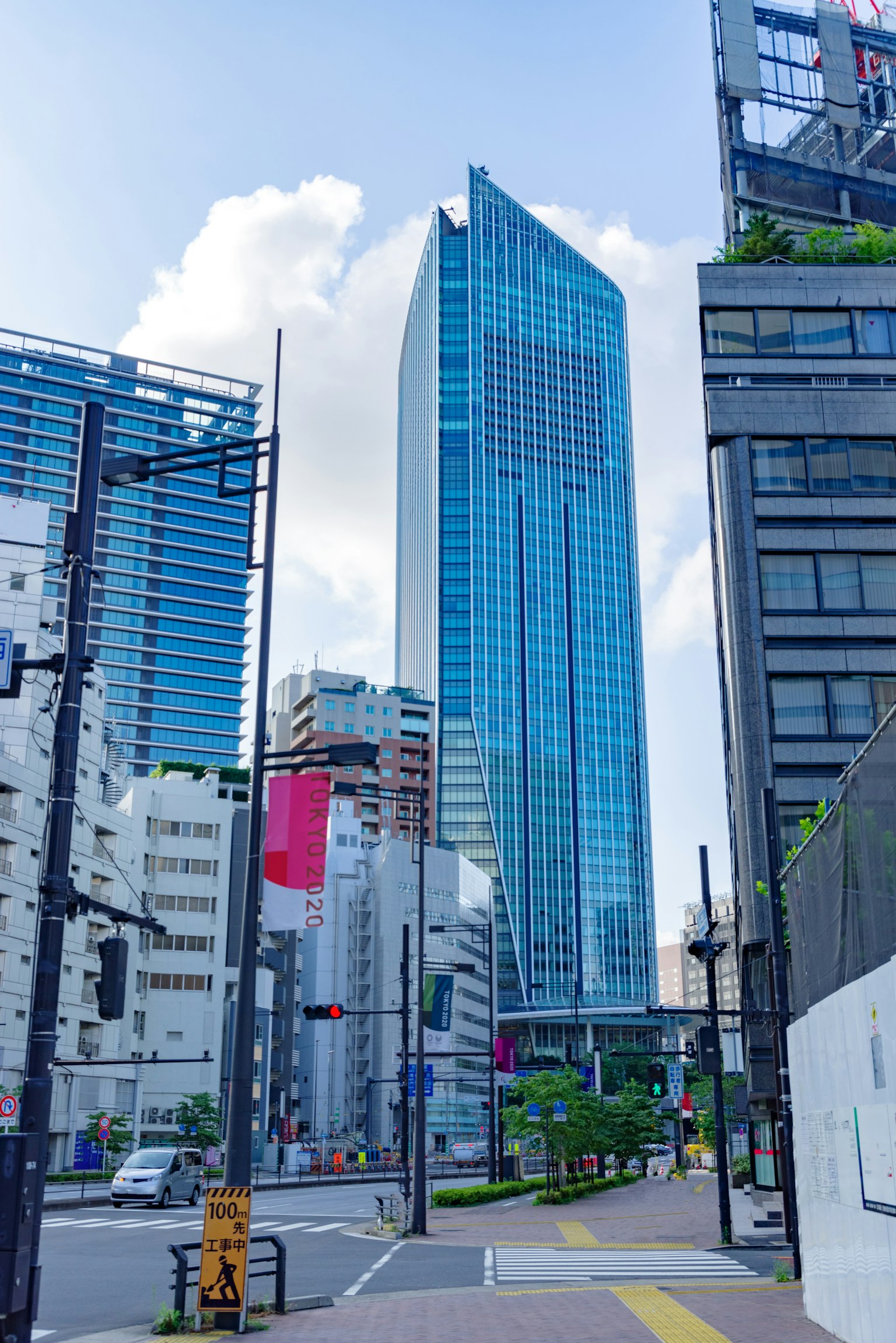 Grattacielo in vetro blu circondato da edifici urbani