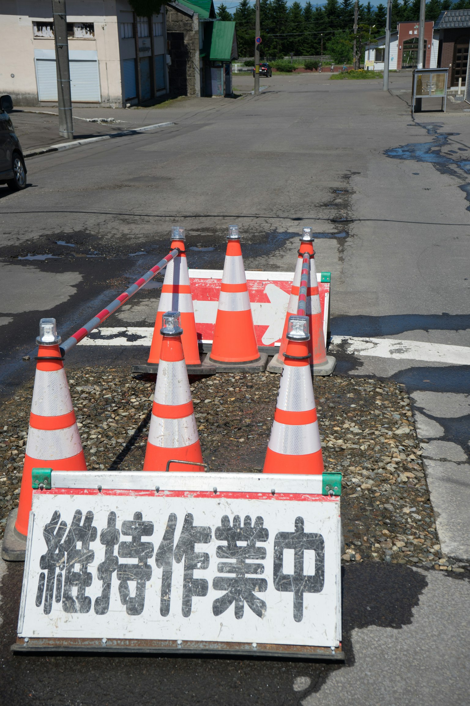 施工標誌和橙色錐體阻擋道路