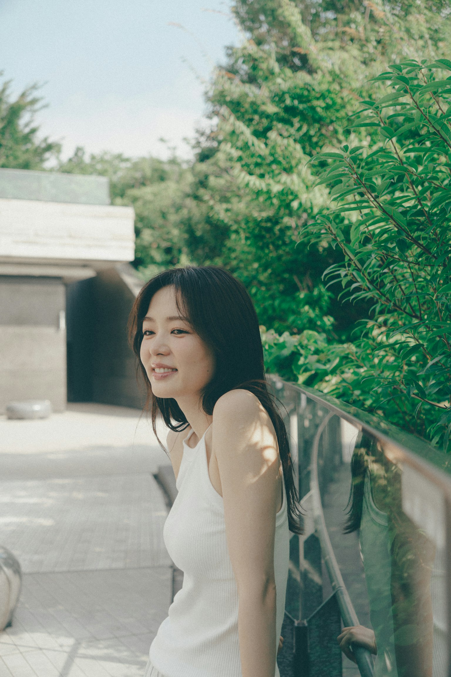 초록 배경에서 미소 짓고 있는 여성의 초상