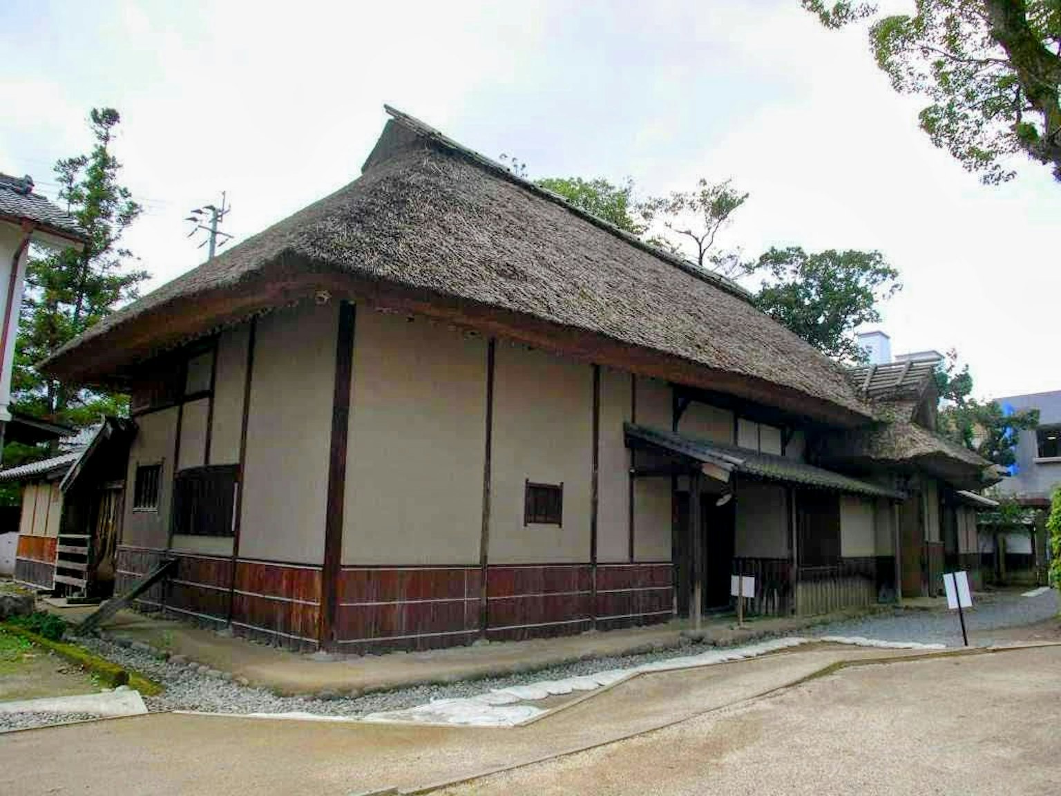 Rumah tradisional Jepang dengan atap jerami dan eksterior kayu