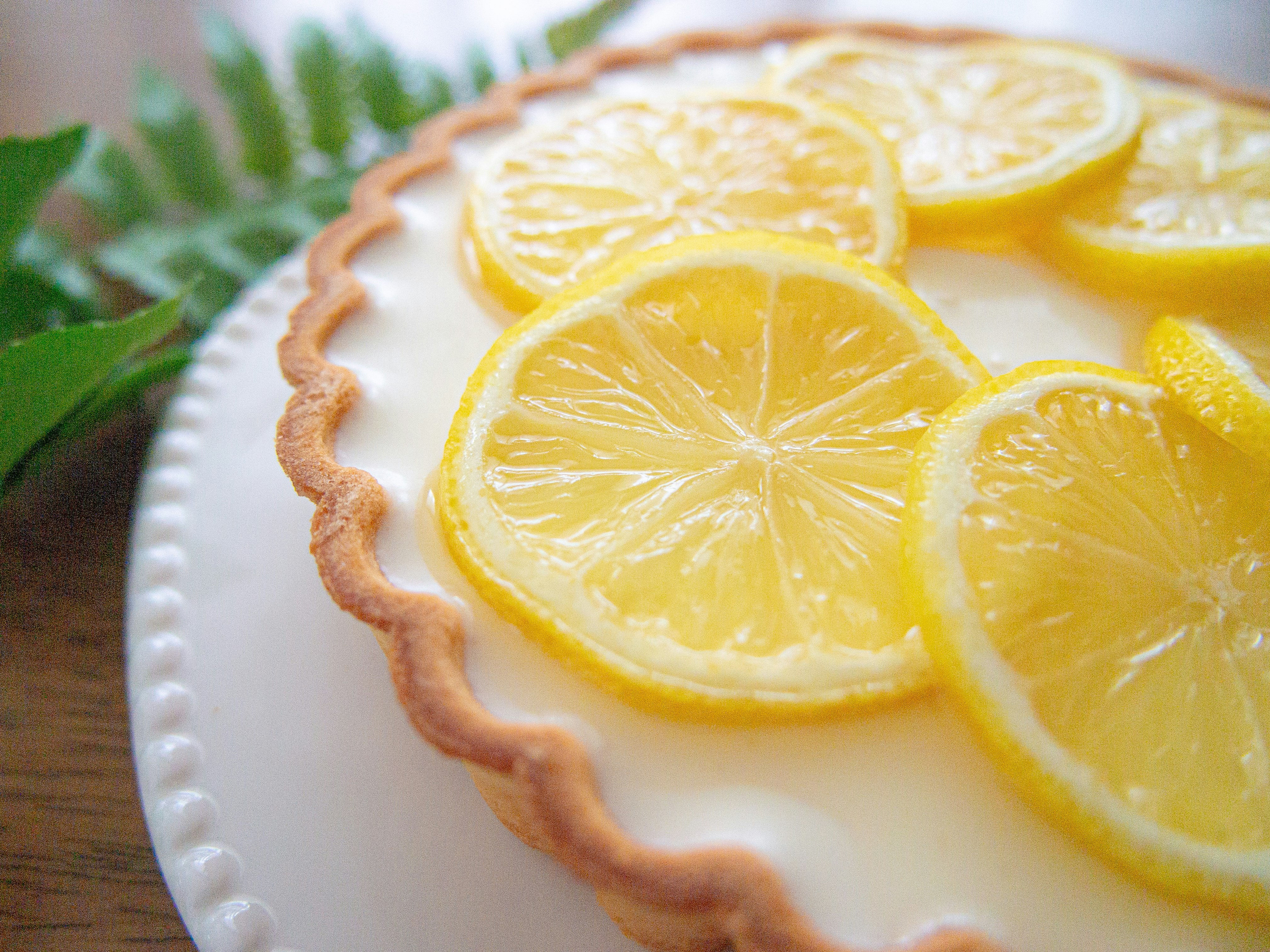 Tarta cremosa cubierta con rodajas de limón