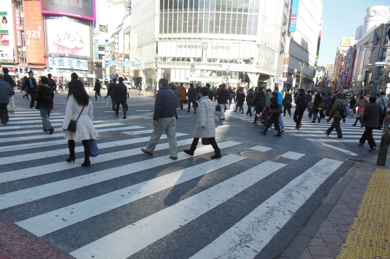 Personas cruzando el cruce de Shibuya en Tokio