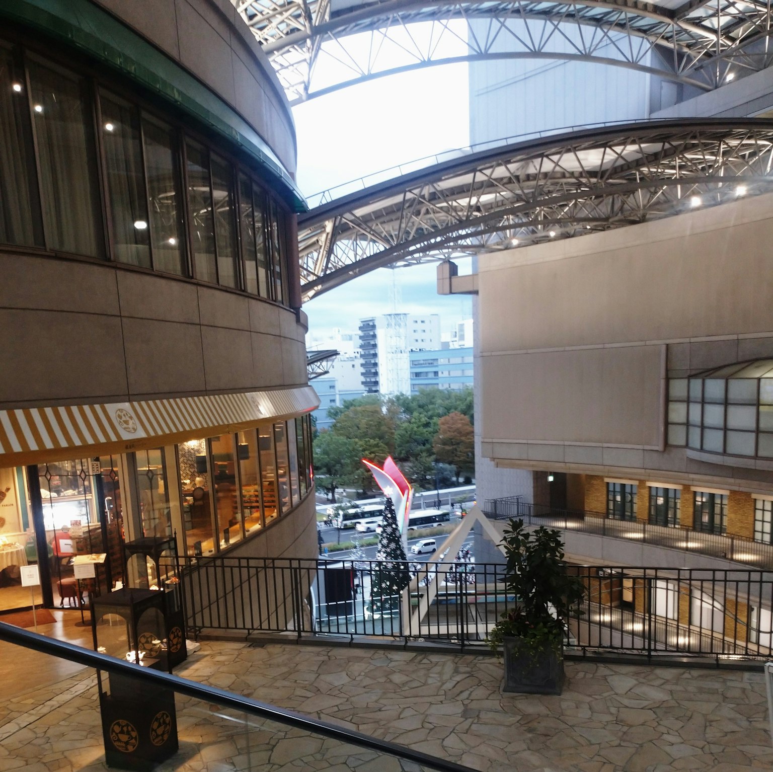 Cảnh nội thất của khu vực mua sắm hiện đại với cửa sổ lớn và ánh sáng tự nhiên