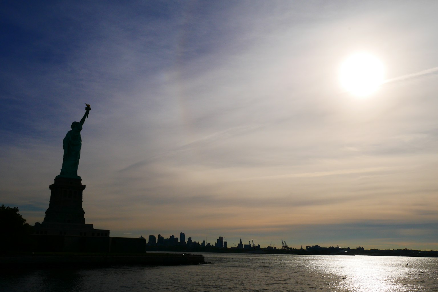 Statue de la Liberté se tenant contre le coucher de soleil à New York