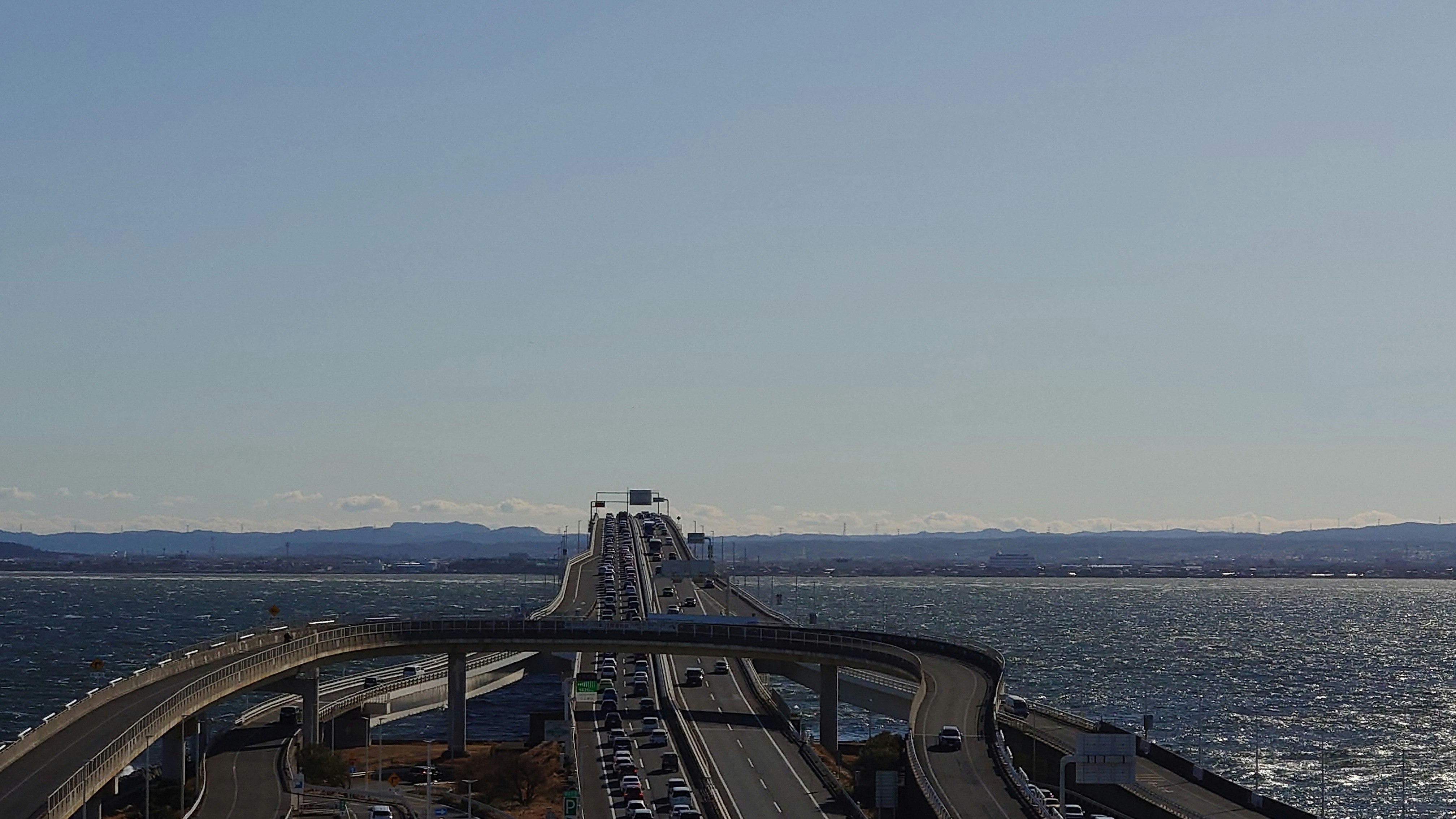 東京湾に架かるアクアラインの橋と青空