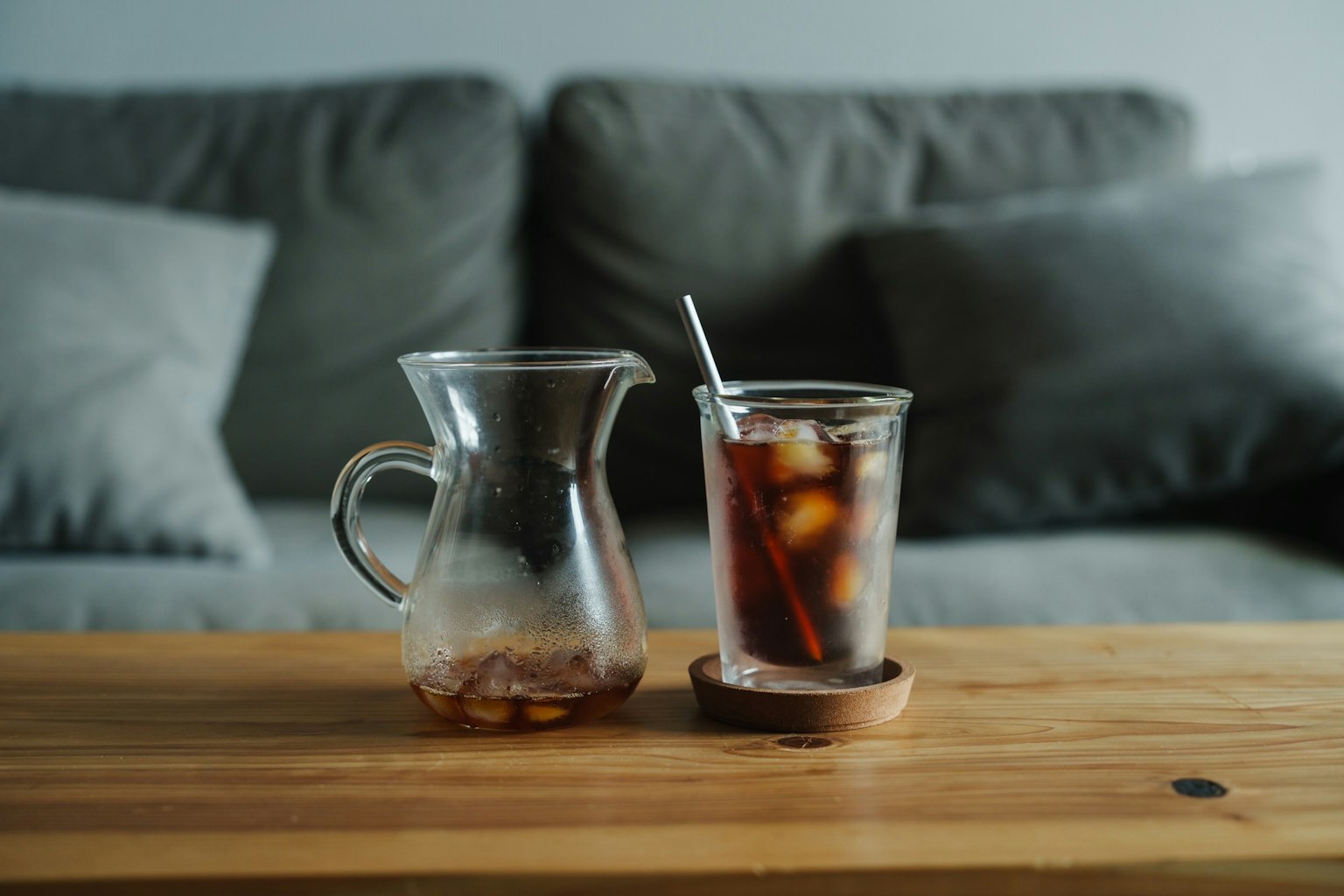 透明水壶和冰茶杯放在木桌上