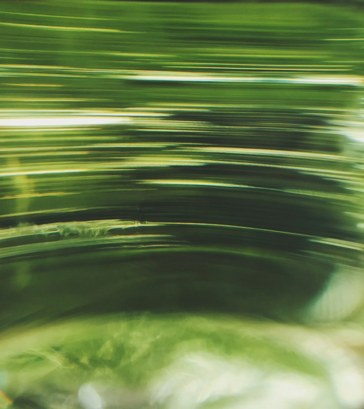 Verschwommene Bild mit grünen Streifenmustern und fließenden Linien