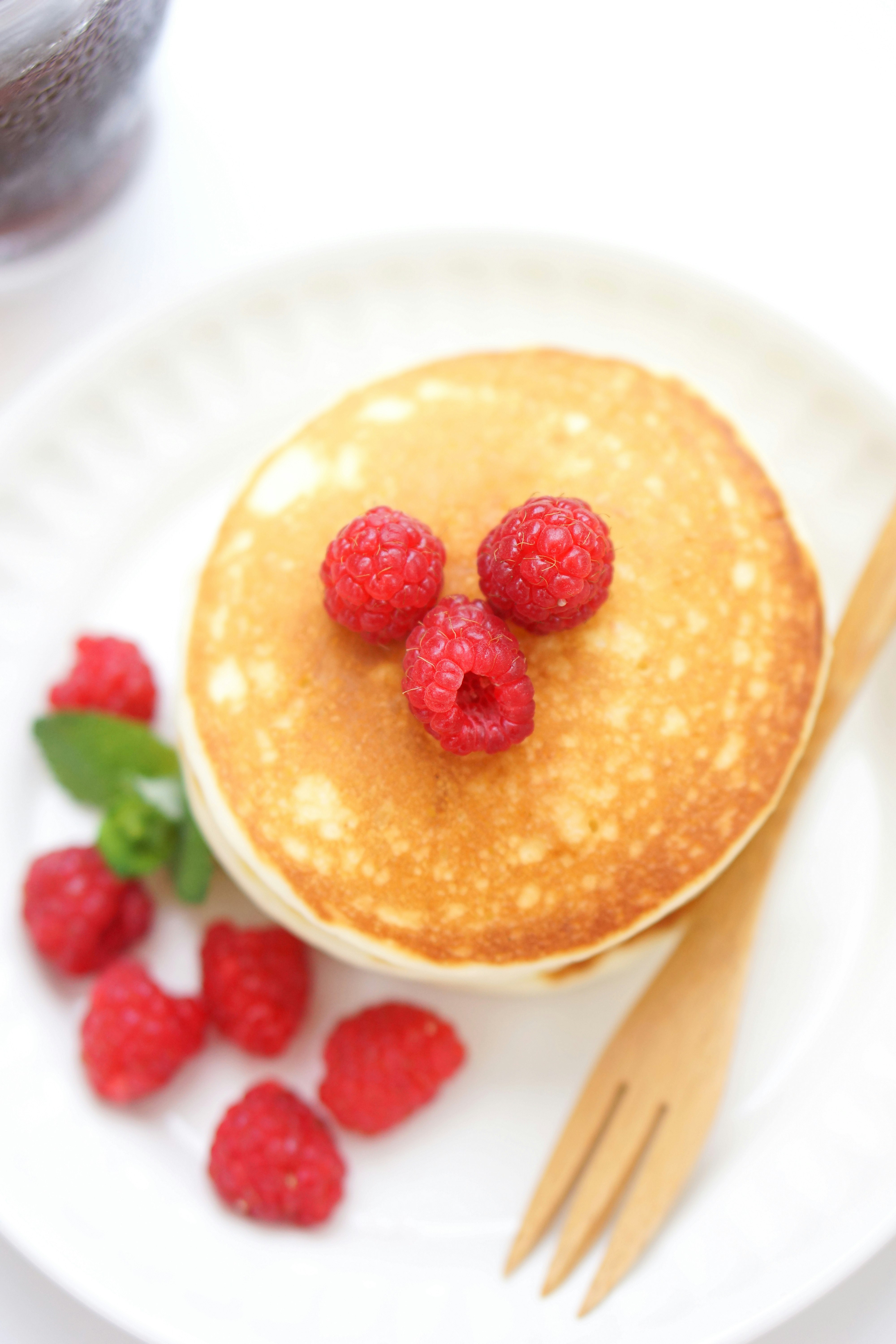close-up pancake dengan raspberry