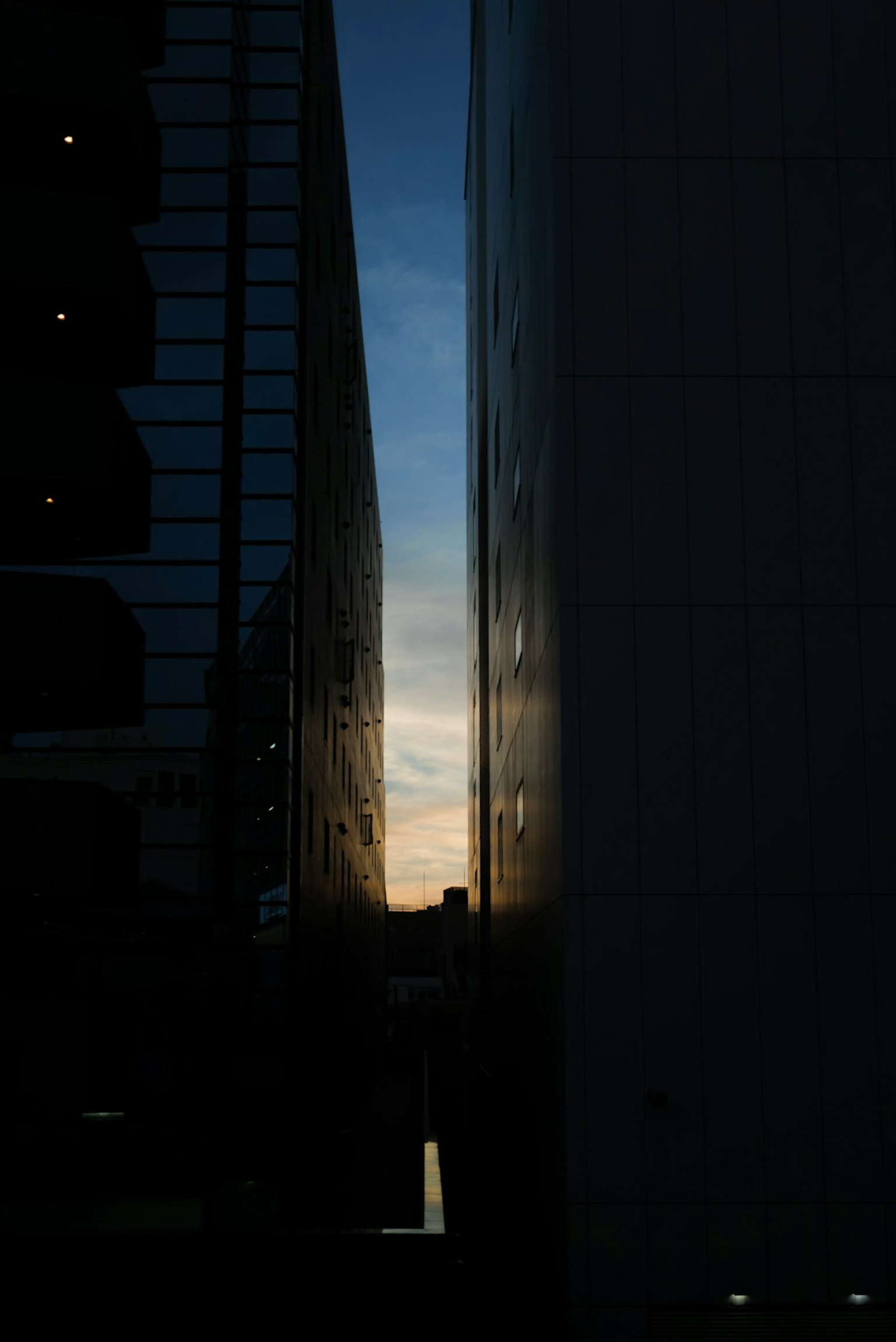 二つのビルの間から見える夕焼けの空