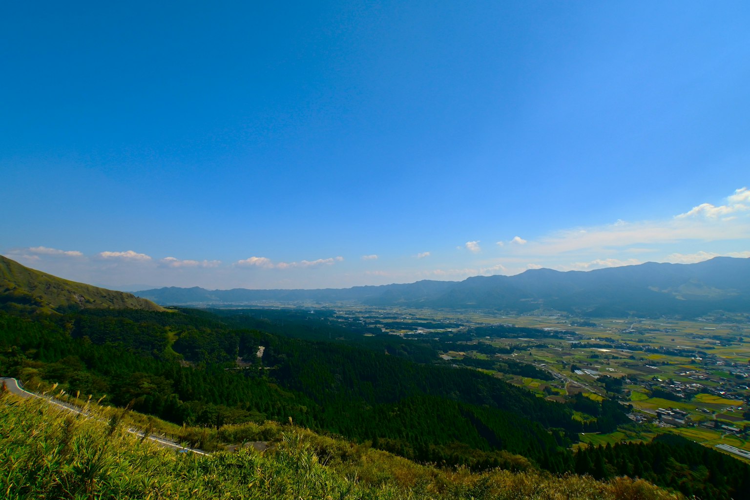 在晴朗的藍天下，山脈和山谷的全景