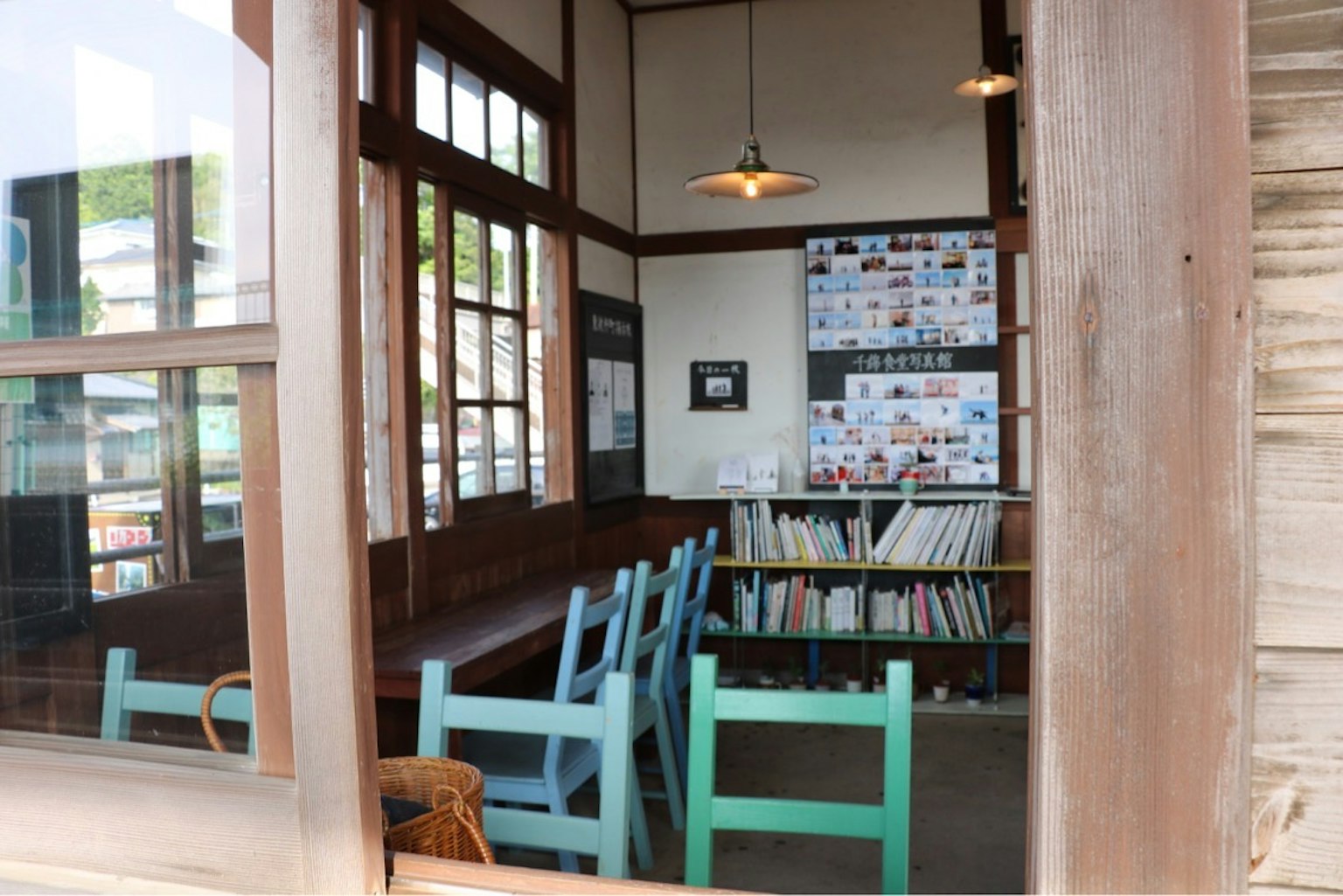 咖啡馆内部,明亮的木质装饰和蓝色椅子