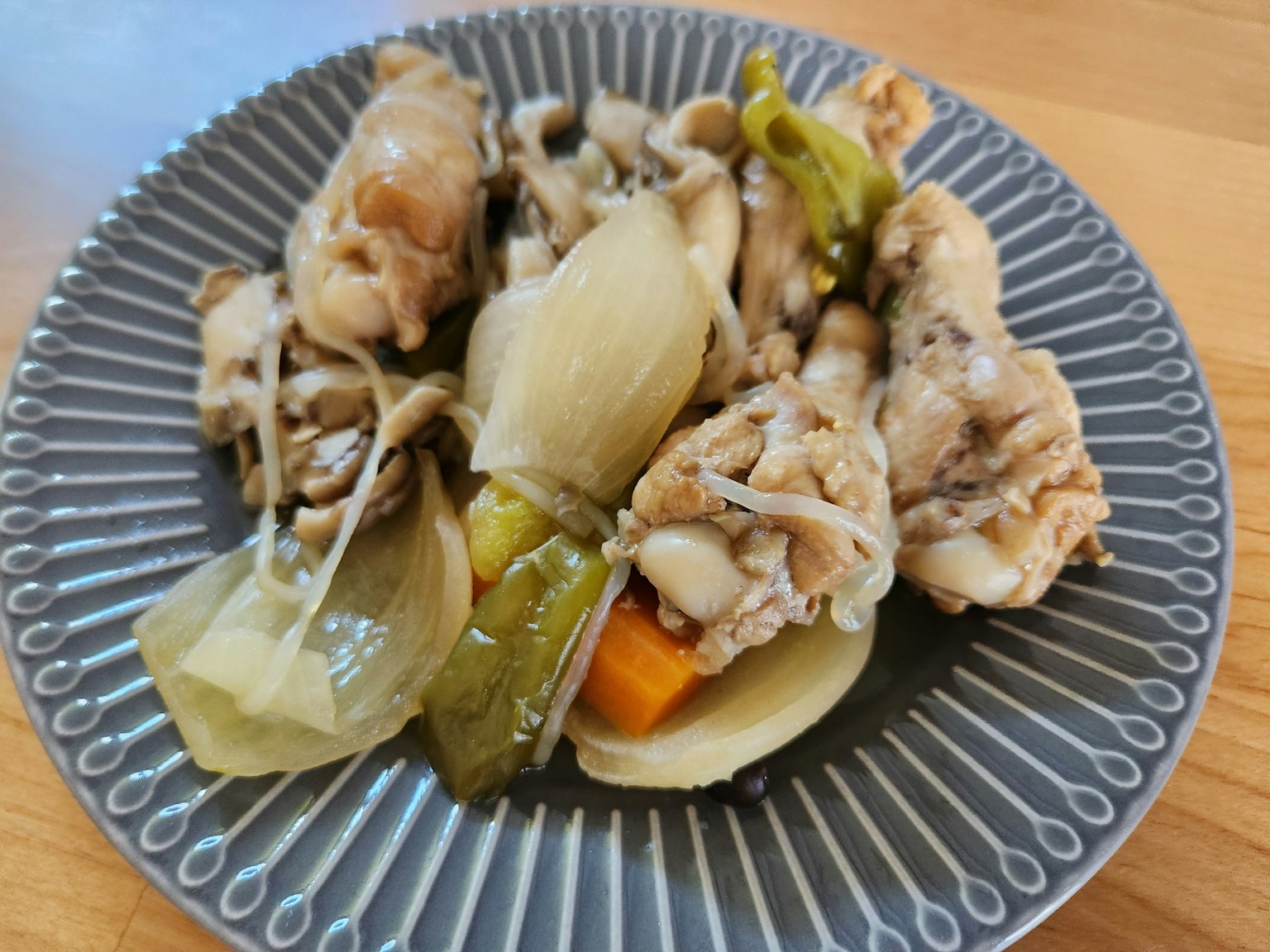 Plato de pollo con verduras variadas