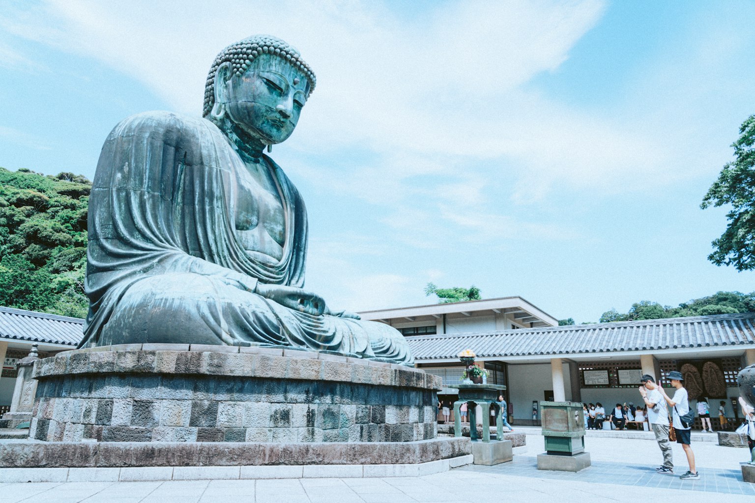 藍天下的大佛雕像和附近的遊客
