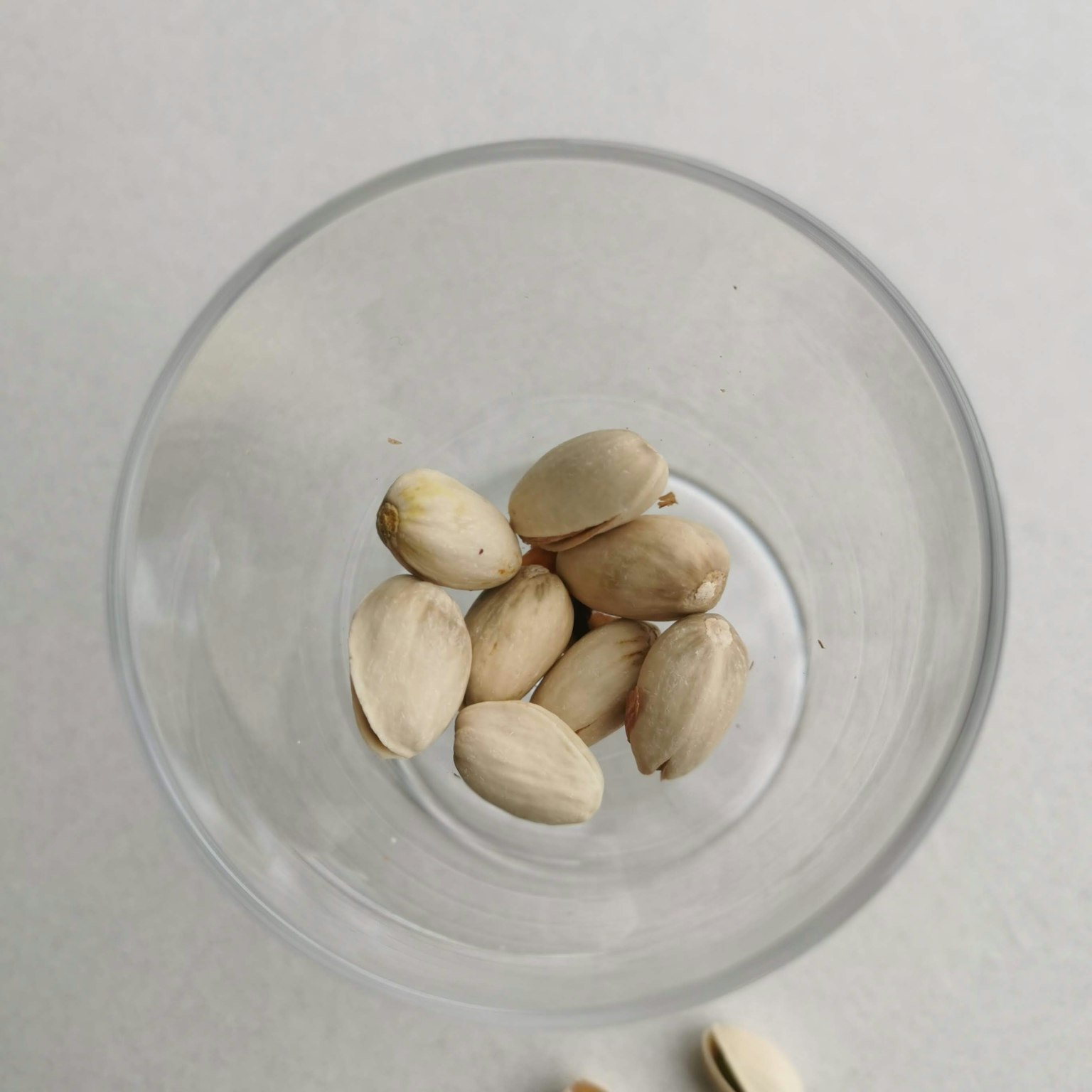 Coquilles de pistache dans un bol en verre