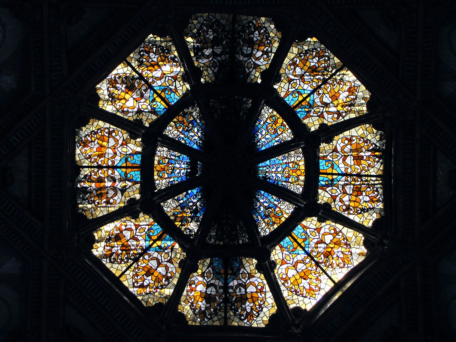 Vitrail coloré présentant des motifs et des designs complexes