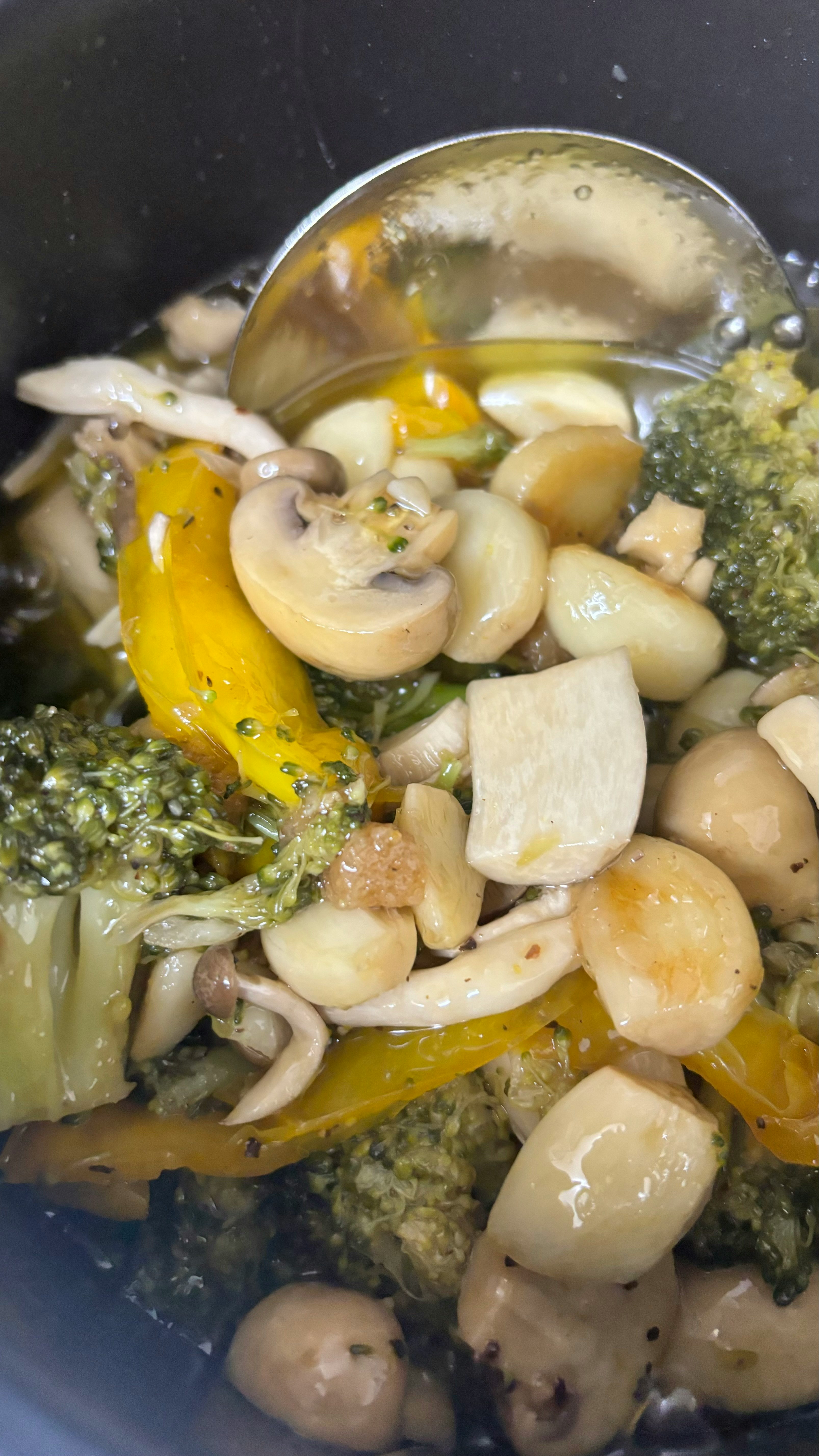 鍋裡燉煮的菇類與蔬菜食材