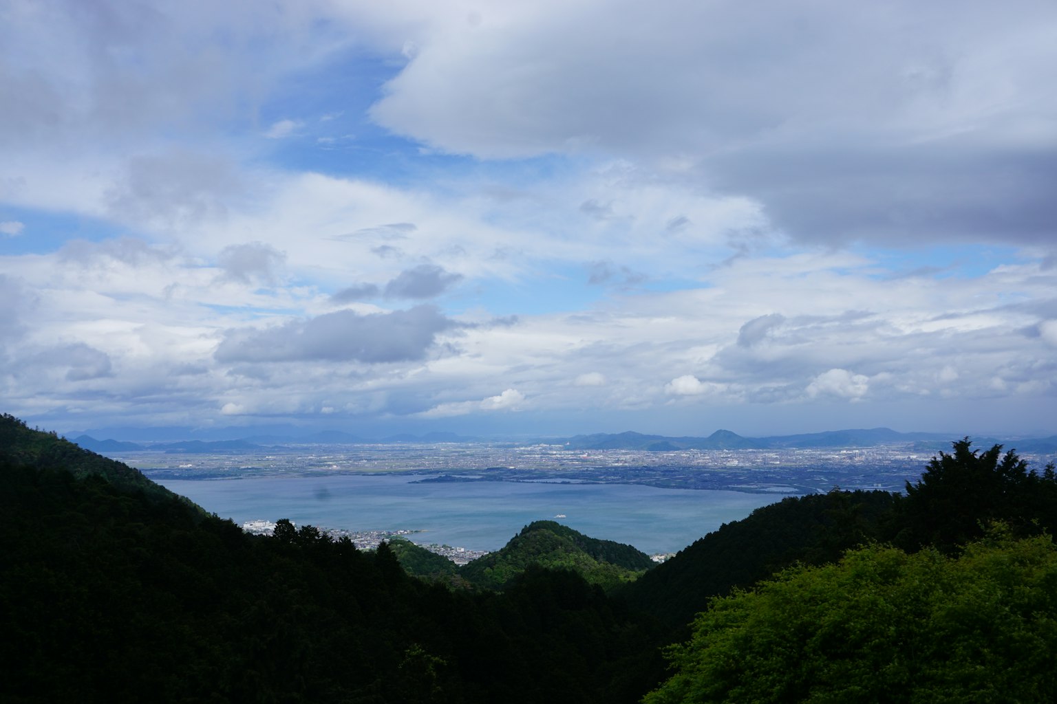 Pemandangan indah pegunungan dan danau dengan langit biru dan awan putih