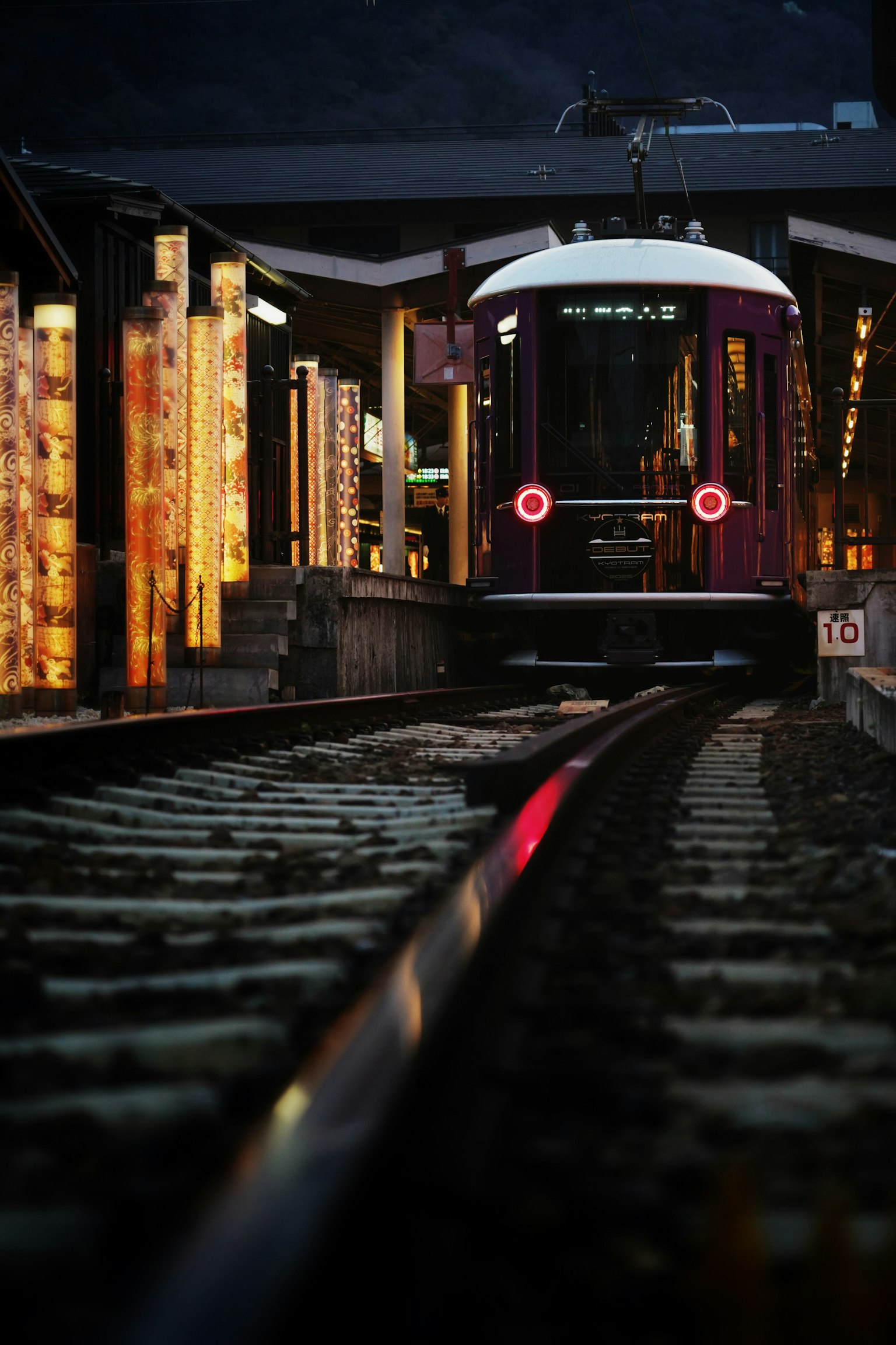 夜間車站上停靠的電車前景及詳細軌道