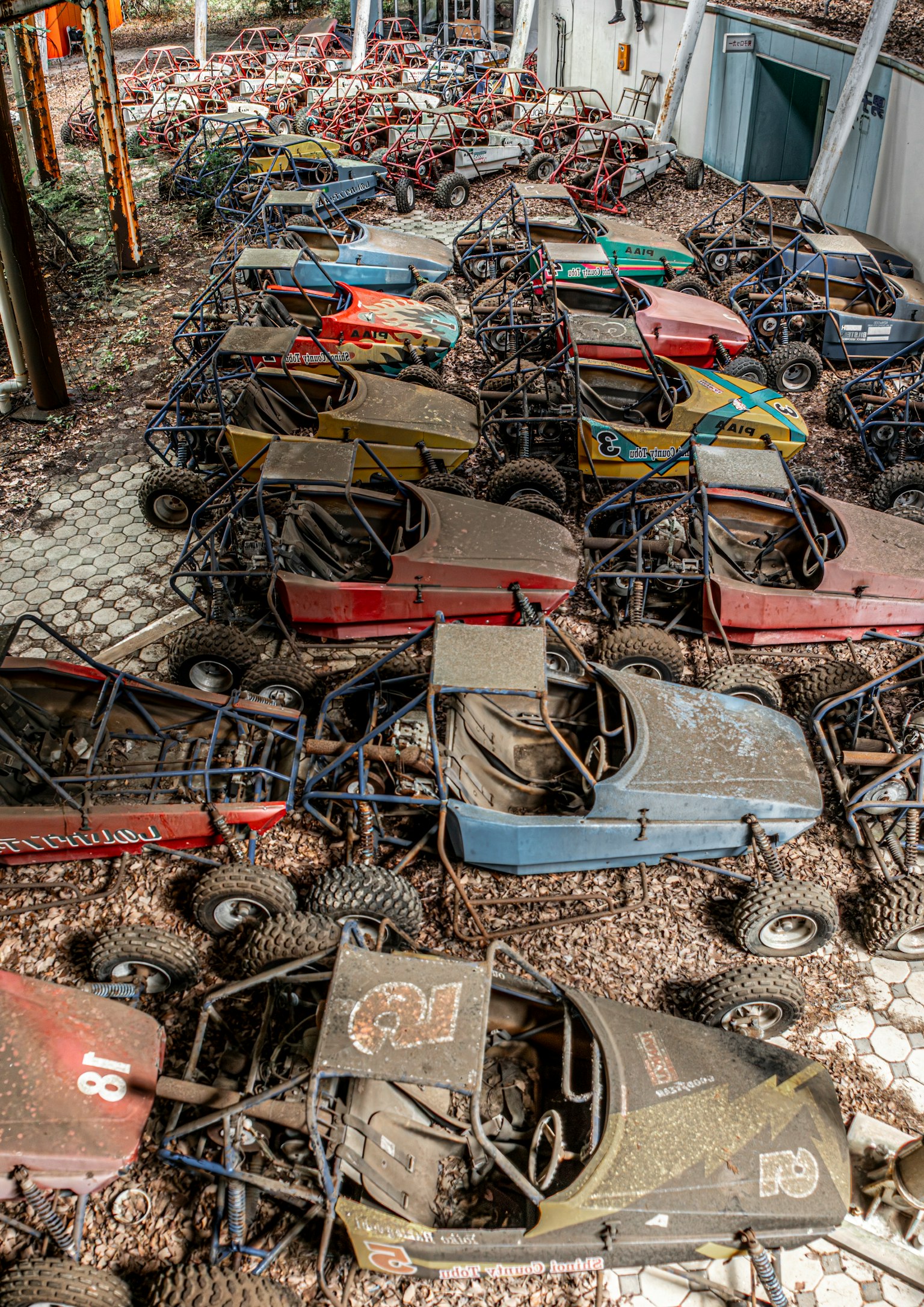 廃車の集まった場所に並ぶ色とりどりのバギー車両