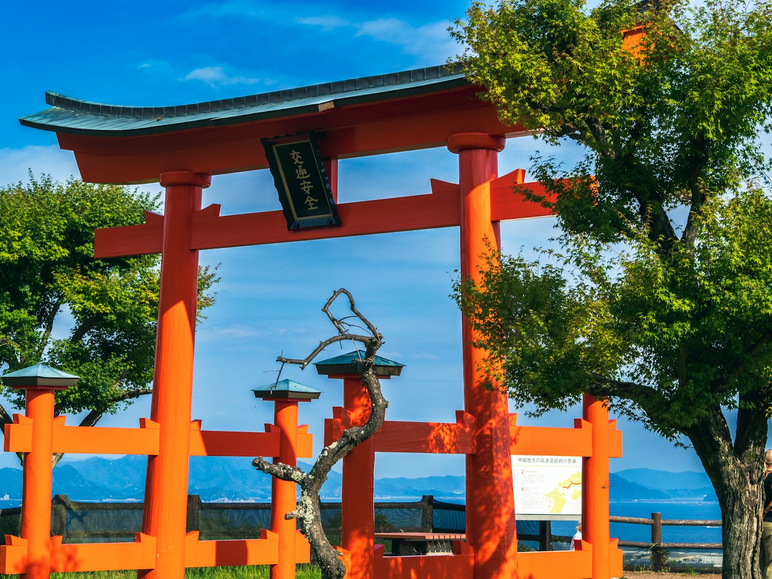 Oranger Torii-Tor gegen einen blauen Himmel