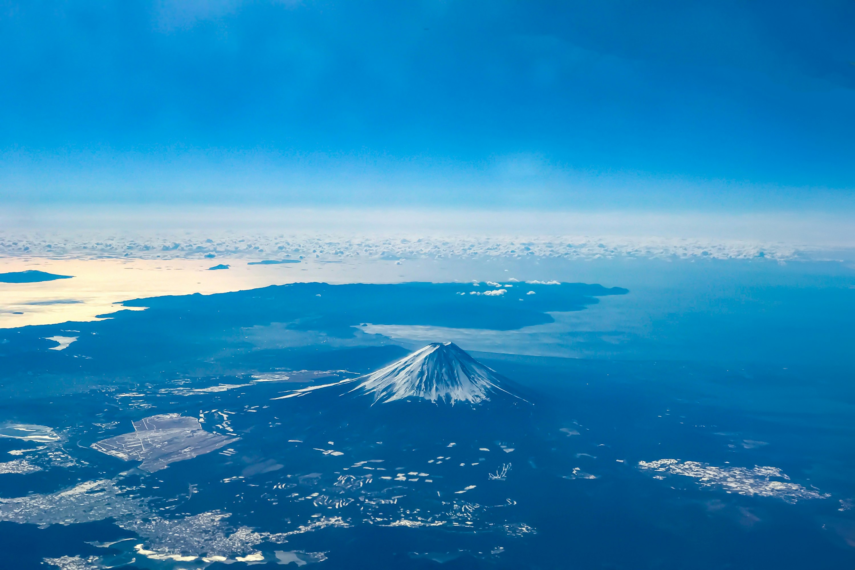 上空から見た海と火山のある広大な景色