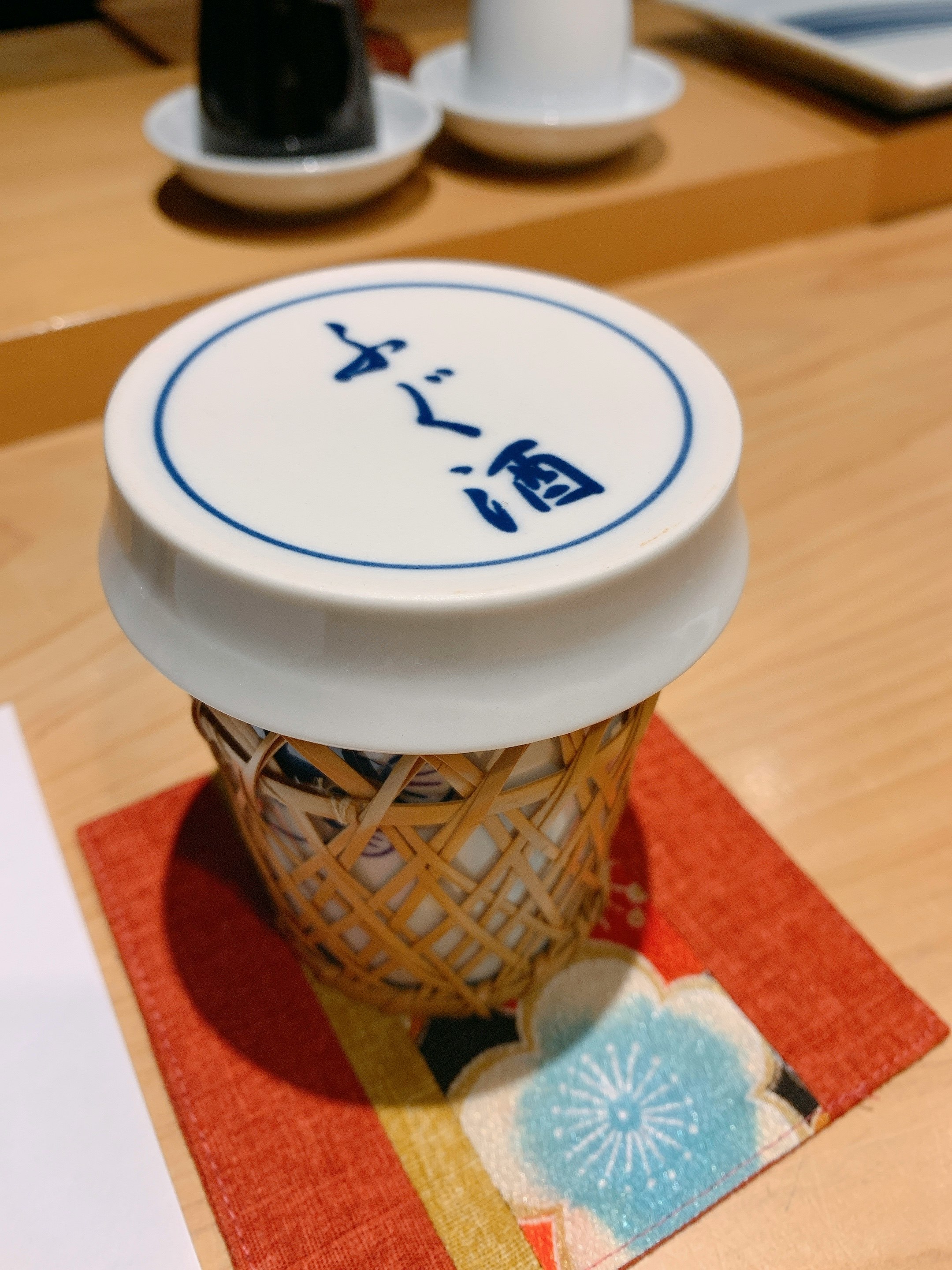 竹かごの上にのった湯呑みの蓋