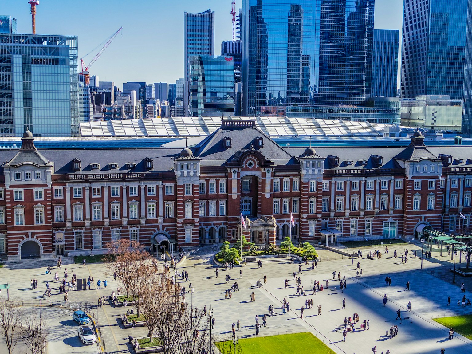 Bâtiment historique de la gare de Tokyo contrastant avec des gratte-ciel modernes